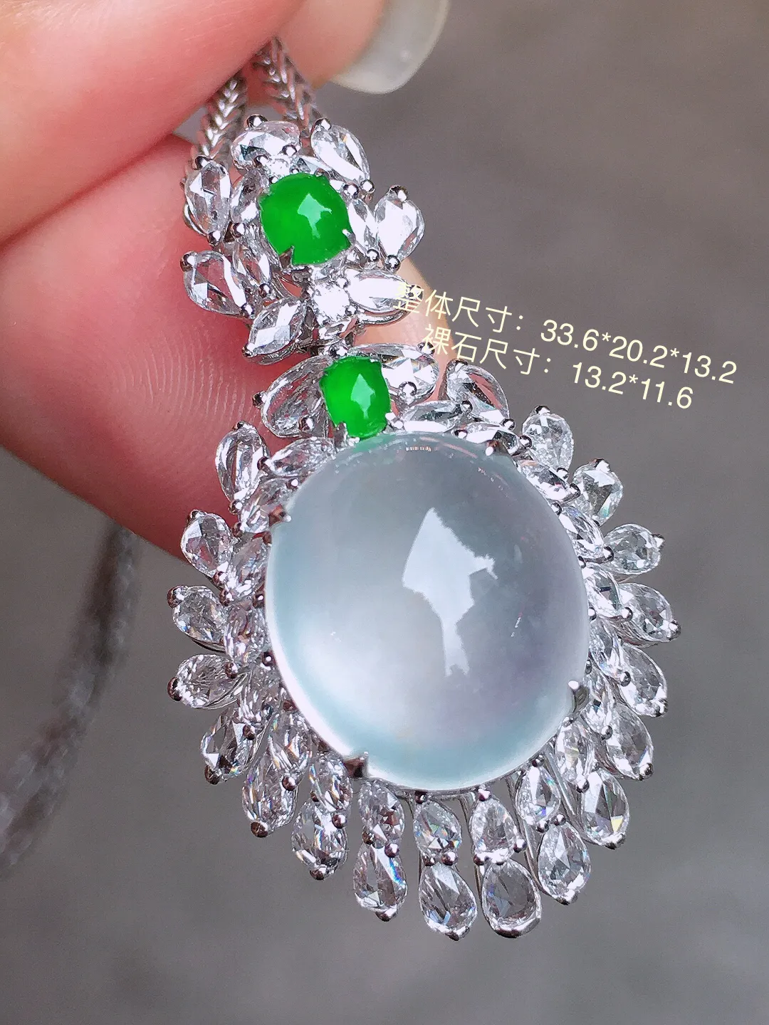 玻璃种蛋面吊坠，玉质细腻，荧光感超
强，饱满圆润，尽显优雅气质，18k
金豪华镶嵌