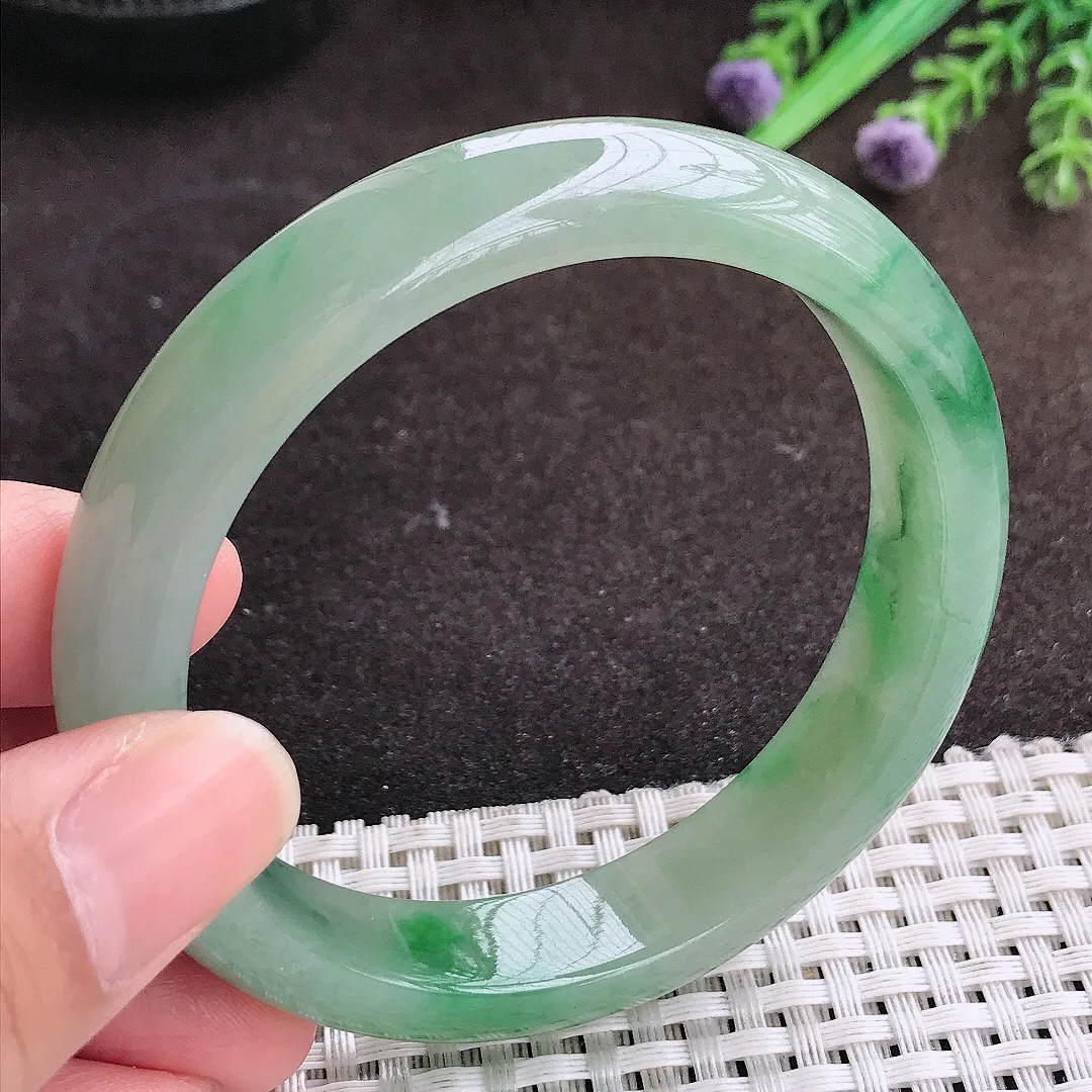 自然光58.5/12.4/7.8老坑精美冰润飘绿手镯宽边翡翠玉镯手环