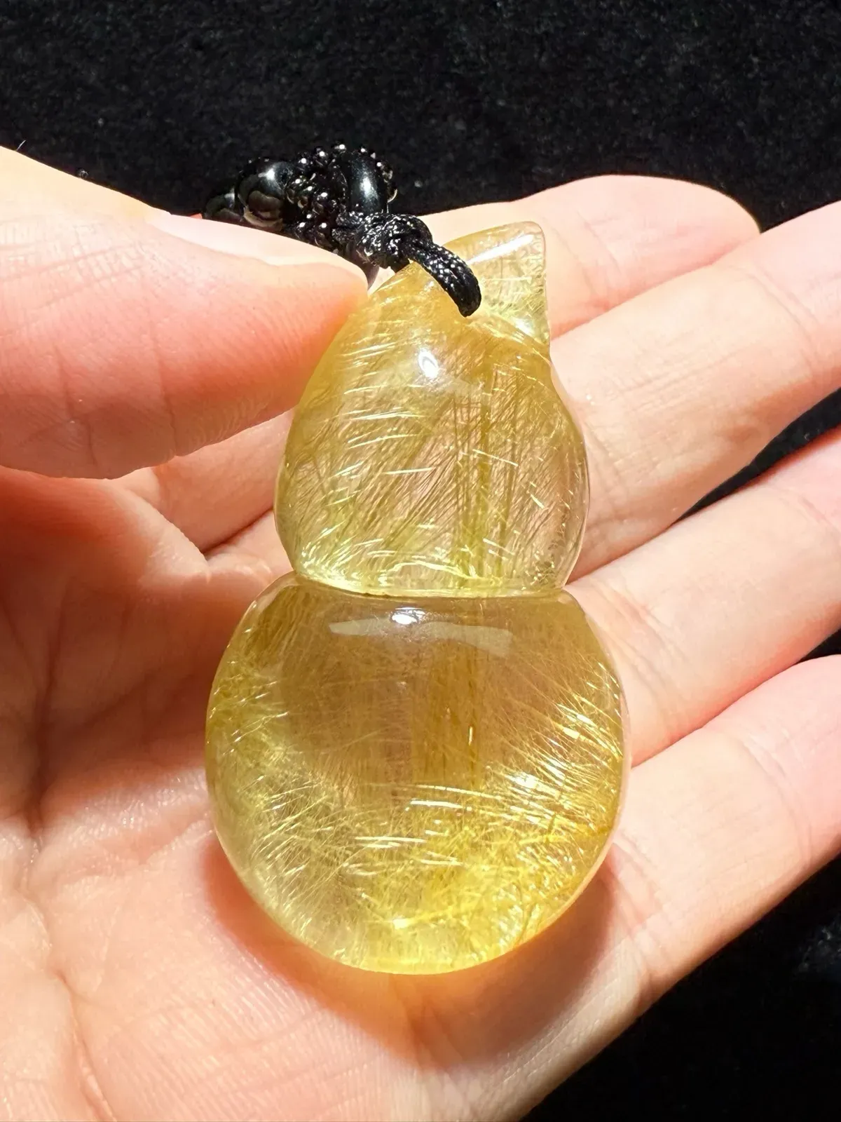 闪眼啊！天然猫眼发晶顺发葫芦吊坠，天然色，白体金发！发丝浓密，猫眼效应极强！晶体剔透水头超足，造型饱满，保佑佩戴缘主一生有福有财尺寸：48.1*27.2*21.3mm。