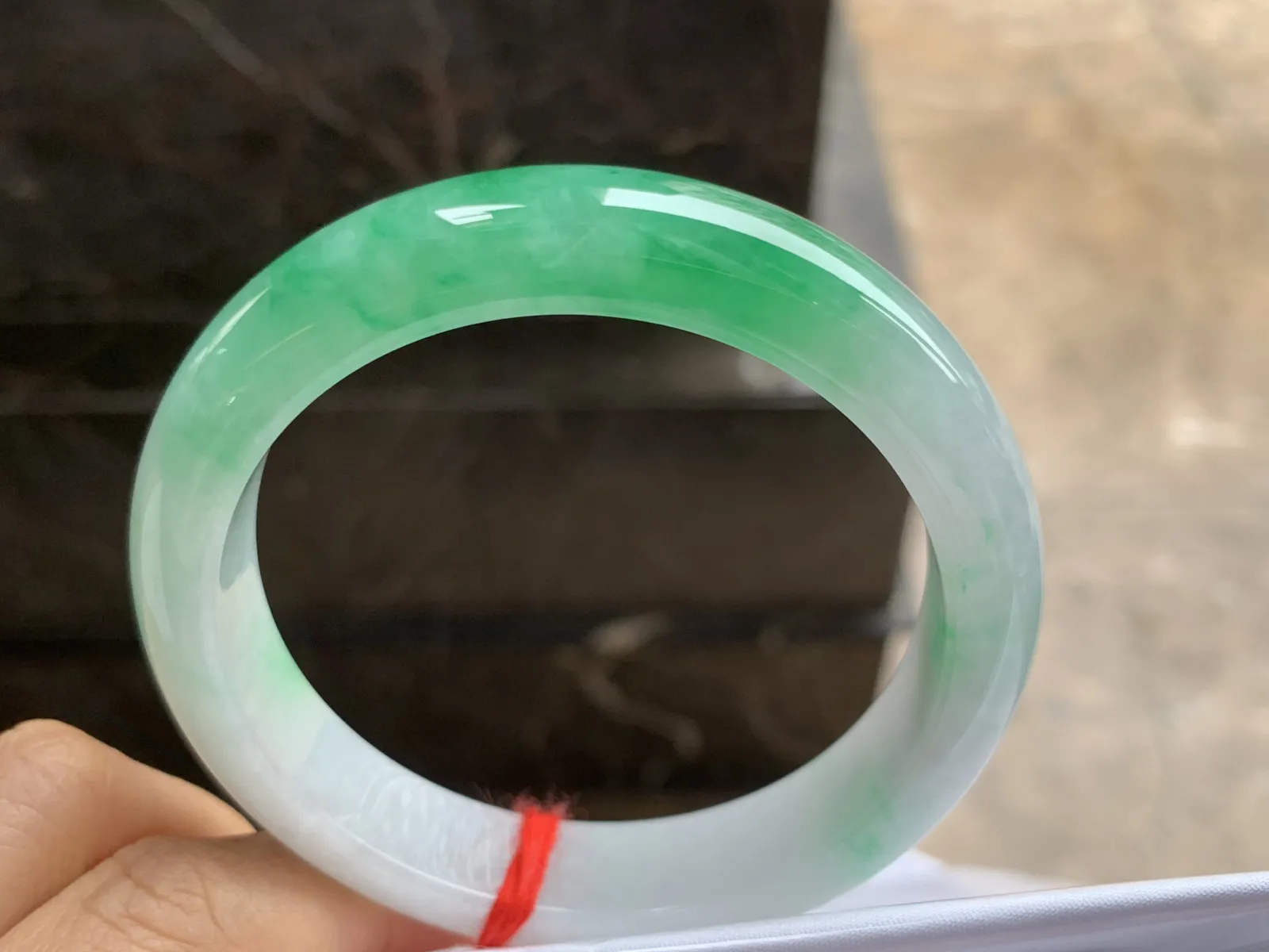 58-12.8-8.6mm
带色手镯 底子细腻 颜色漂亮