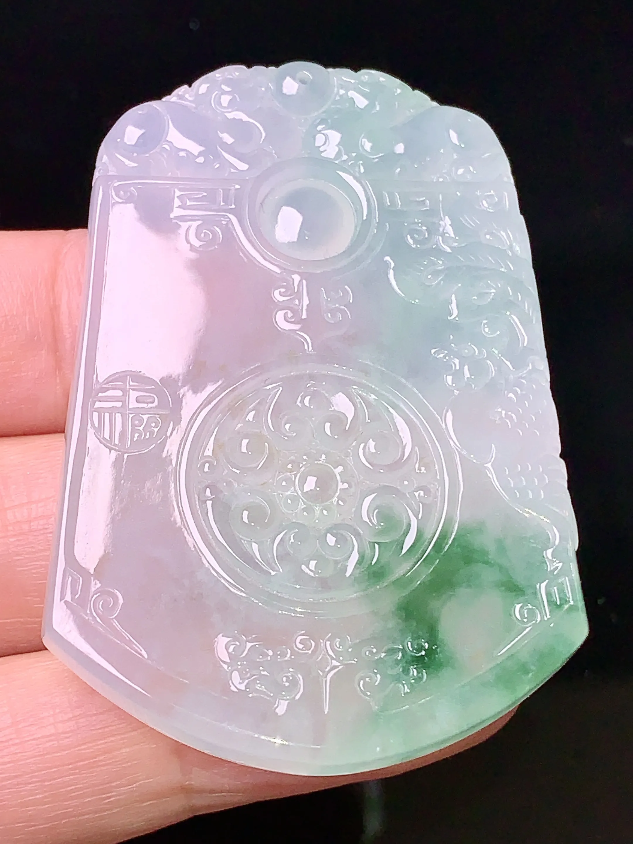 冰种飘绿雕花牌吊坠 玉质细腻 水润亮眼 整体尺寸51.3*35.2*4.6