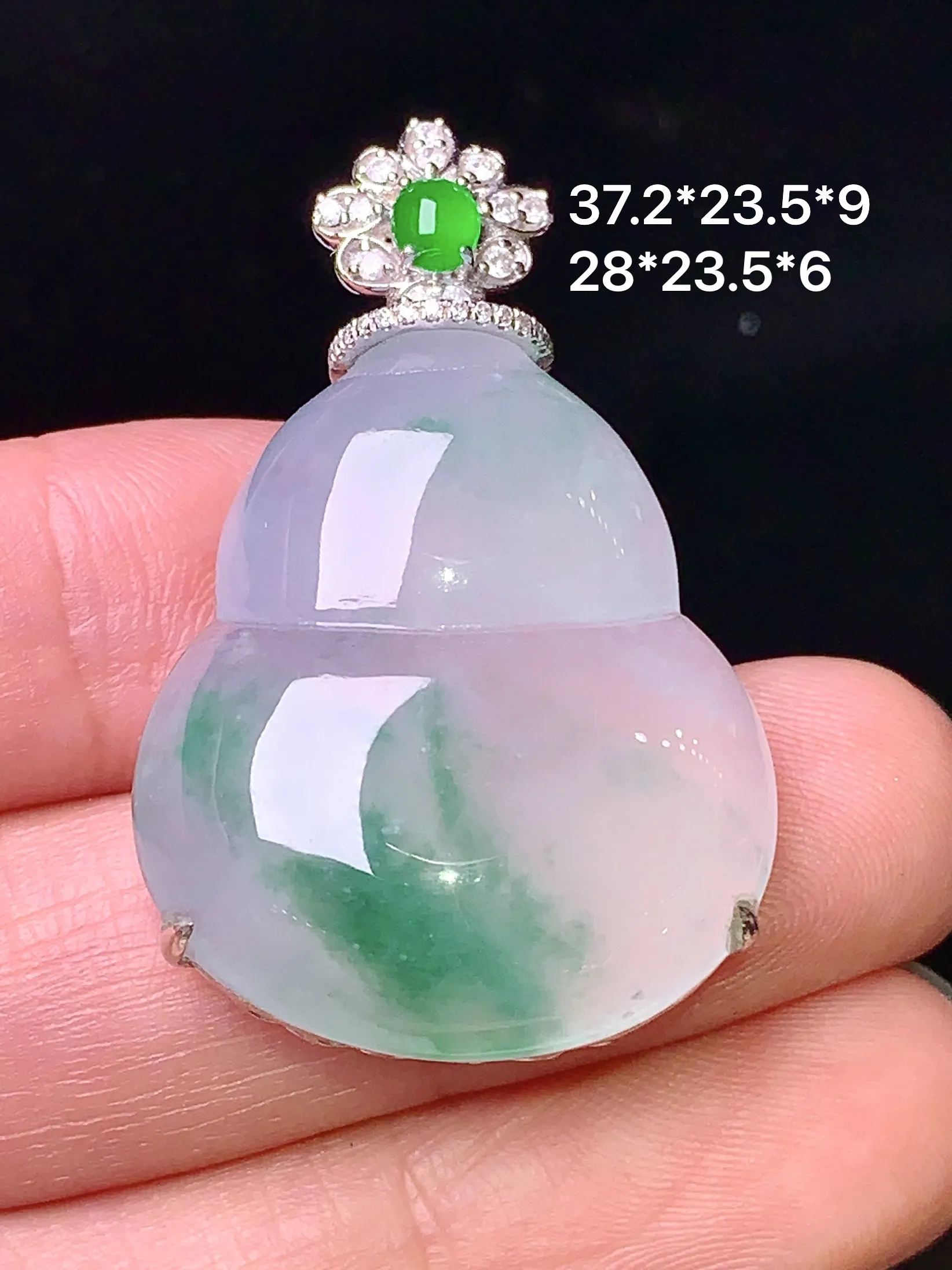 18k金钻镶嵌冰种飘绿葫芦吊坠 玉质细腻 水润亮眼 整体尺寸37.2*23.5*9
