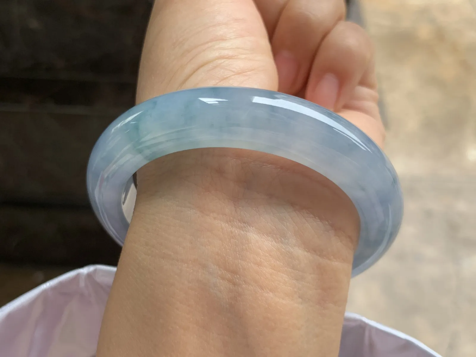 55.5-11.4-9.5mm
紫罗兰飘花手镯 底子细腻 水润光泽