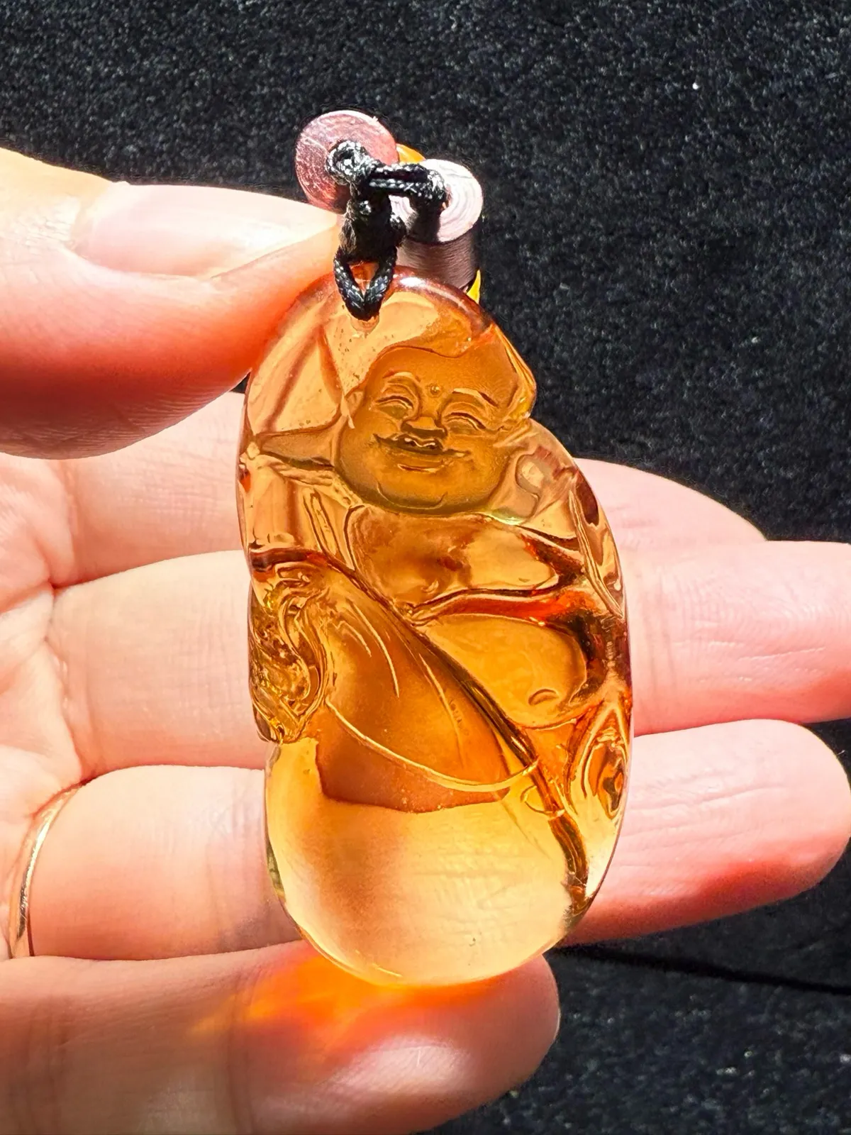巴西天然暴黄水晶 财神吊坠 颜色靓丽，全净体，纯手工雕刻抛光，工艺精湛，收藏价值高，非常饱满圆润。招财纳福旺财气！规格：47*36.7*18mm