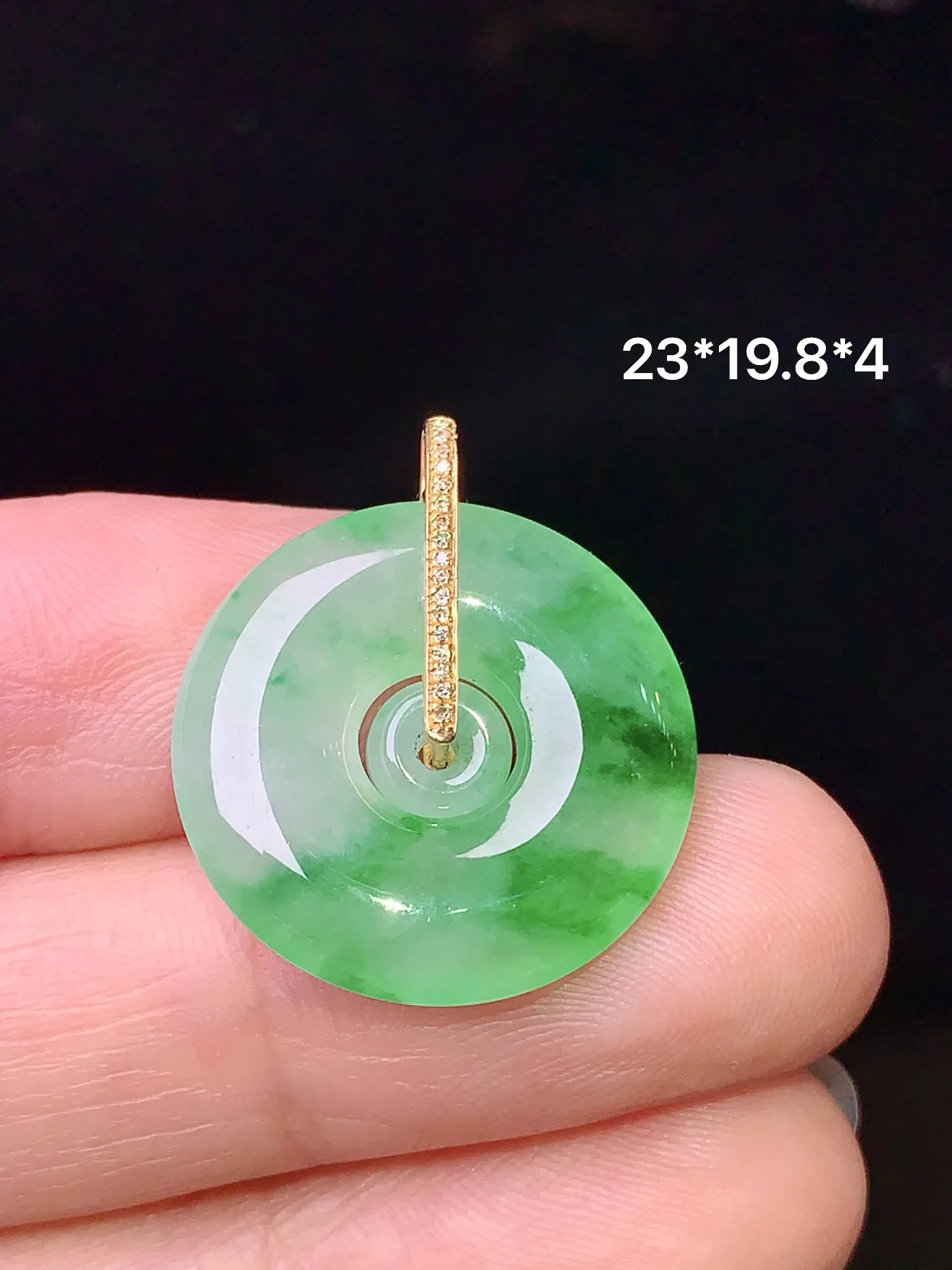 18k金钻镶嵌翠绿子母扣吊坠 玉质细腻 水润亮眼 整体尺寸23*19.8*4