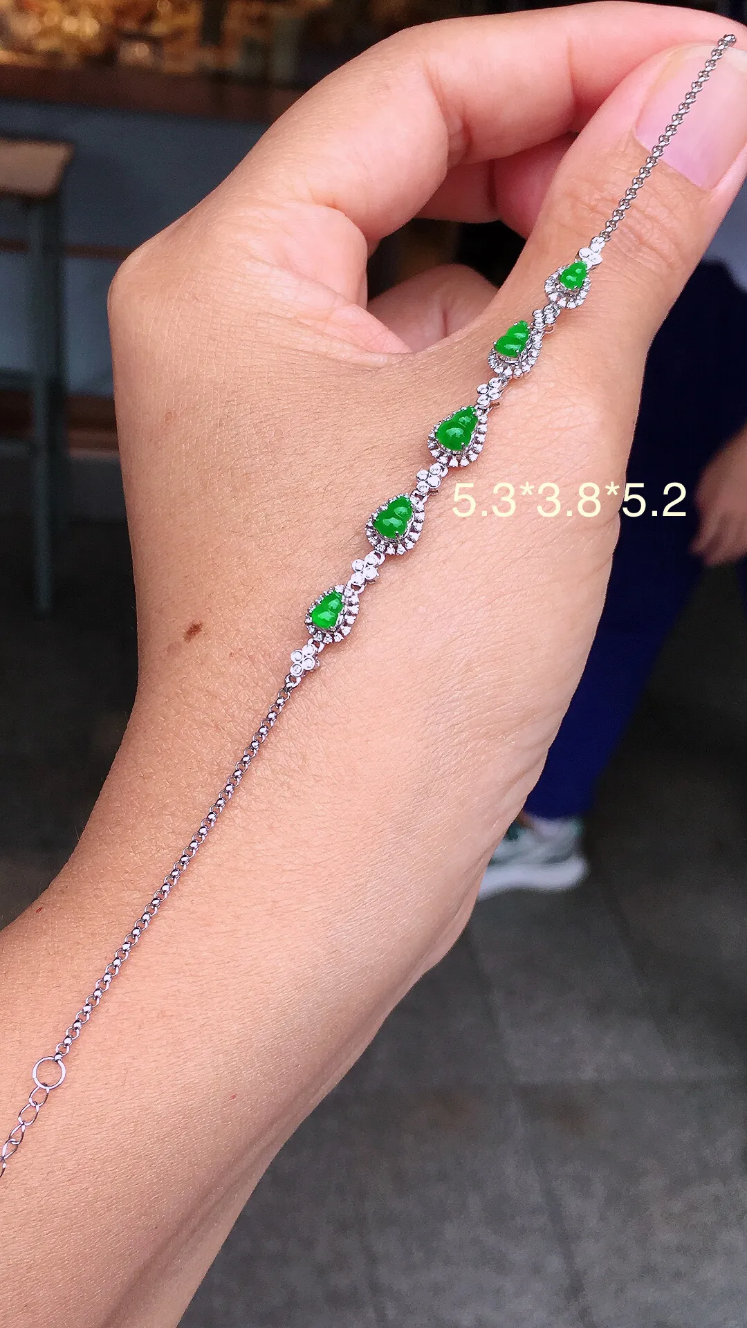 阳绿葫芦手链，色泽均匀艳丽，玉质细腻，荧光感超
强，饱满圆润，尽显优雅气质，18k
金豪华镶嵌