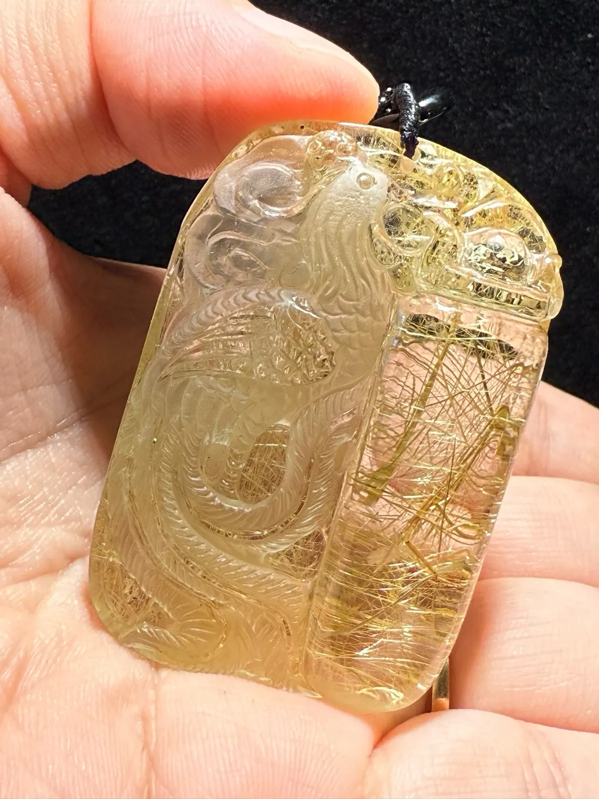金凤凰天然金发晶凤凰吊坠，发晶花凤凰吊坠金凤凰发质金黄亮泽发质清透，效应好晶体干净透彻，水头足饱满精致，牌面大，高端大气精致美货，遇到就是缘分。56.2*36.7*12.5mm。