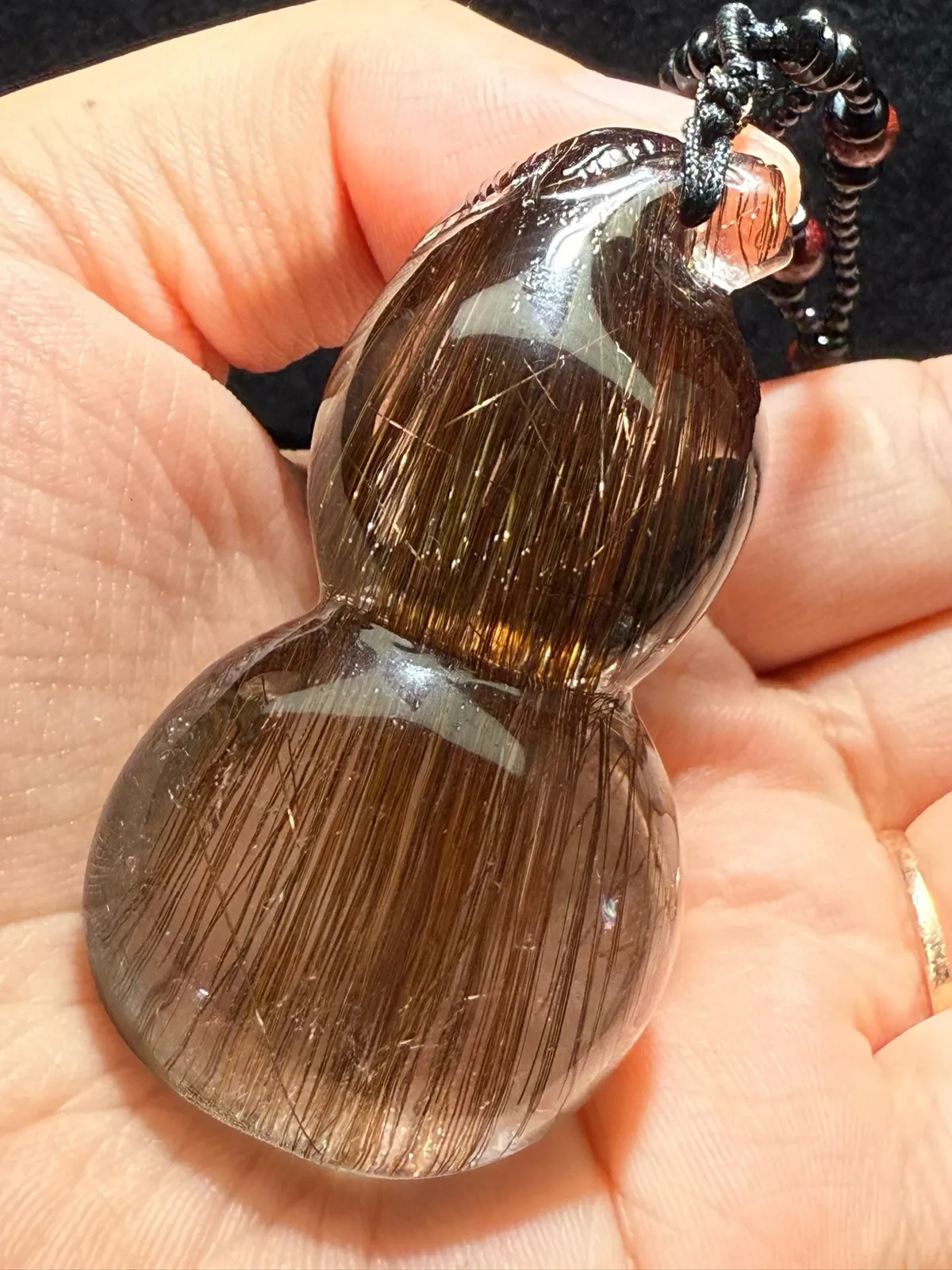 天然水晶铜发晶葫芦，造型霸气，晶体通透，效应超闪葫芦寓意福禄吉祥，招财力量非常强大，性价比超高的一款值得收藏，规格：61.1*34.1*21.8mm