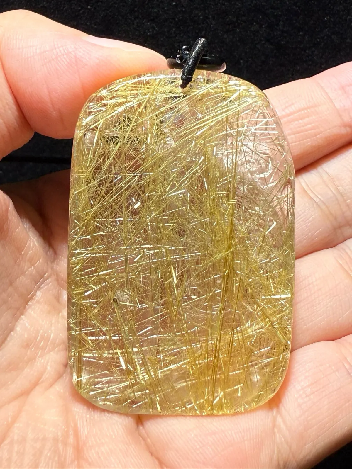 金凤凰天然金发晶凤凰吊坠，发晶花凤凰吊坠金凤凰发质金黄亮泽发质清透，效应好晶体干净透彻，水头足饱满精致，牌面大，高端大气精致美货，遇到就是缘分。56.2*36.7*12.5mm。