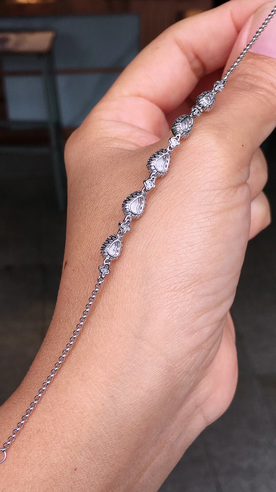 阳绿葫芦手链，色泽均匀艳丽，玉质细腻，荧光感超
强，饱满圆润，尽显优雅气质，18k
金豪华镶嵌