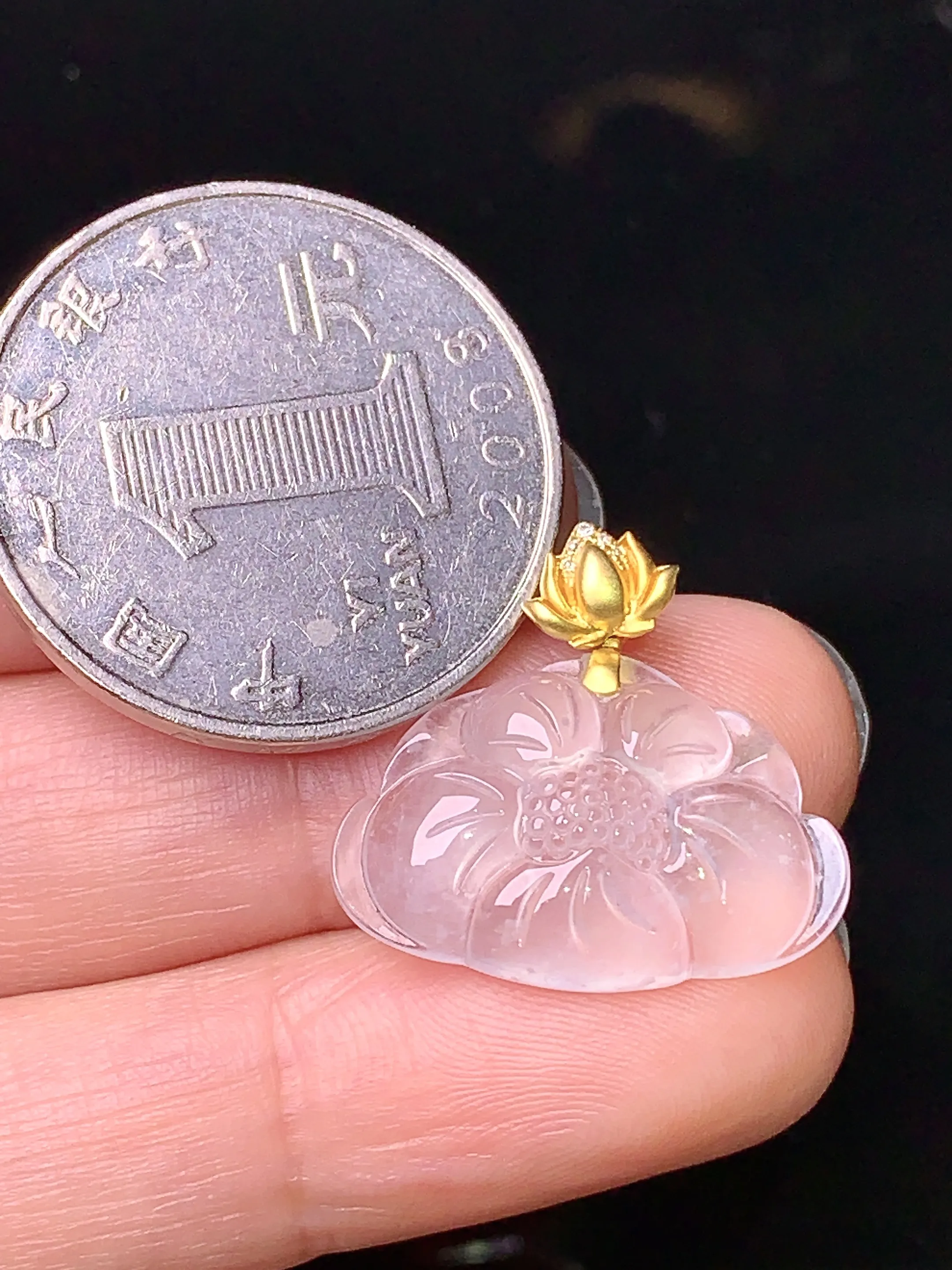 18k金镶嵌冰种莲花吊坠 玉质细腻 水润亮眼 整体尺寸19.5*21*4