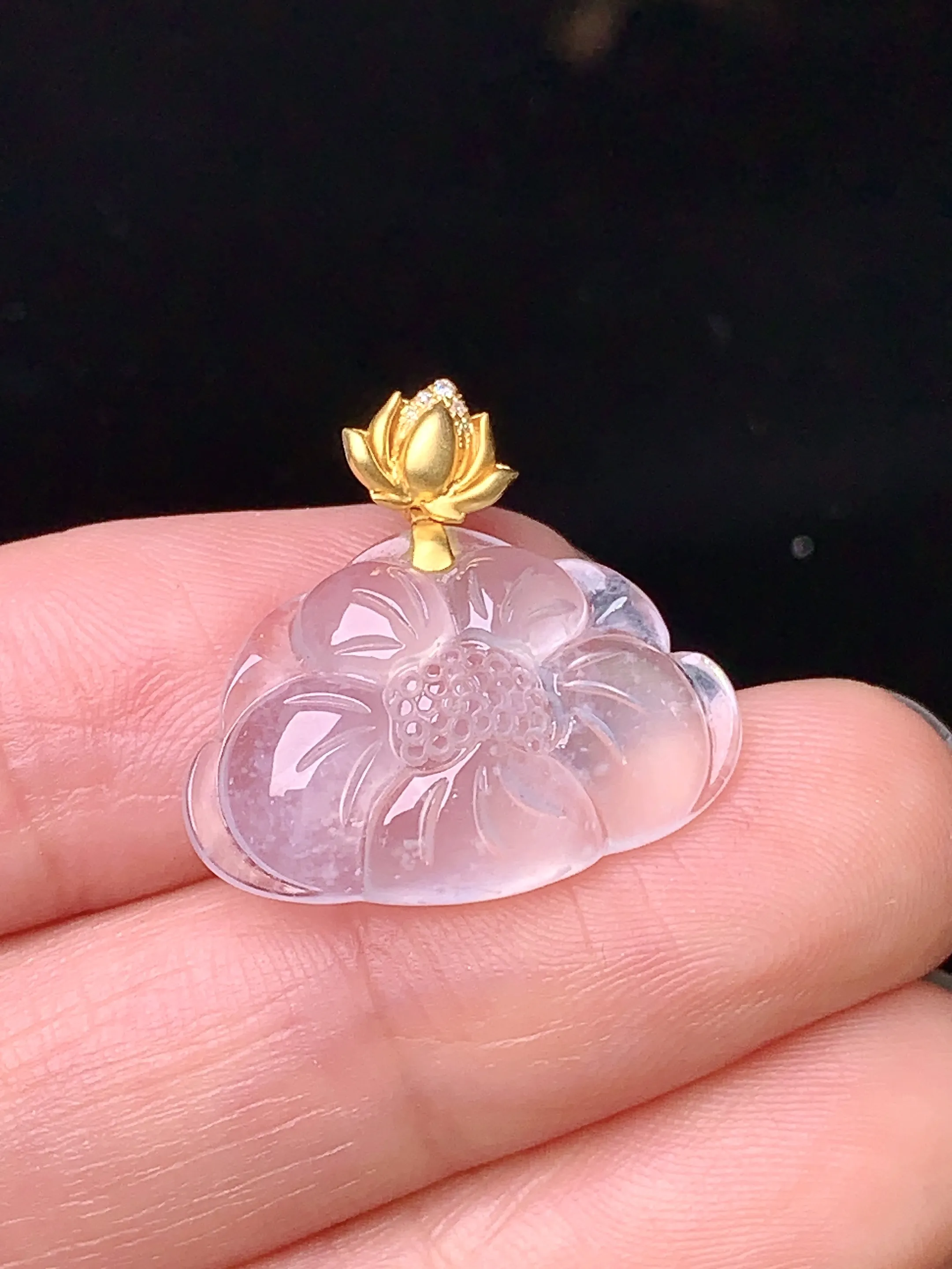 18k金镶嵌冰种莲花吊坠 玉质细腻 水润亮眼 整体尺寸19.5*21*4