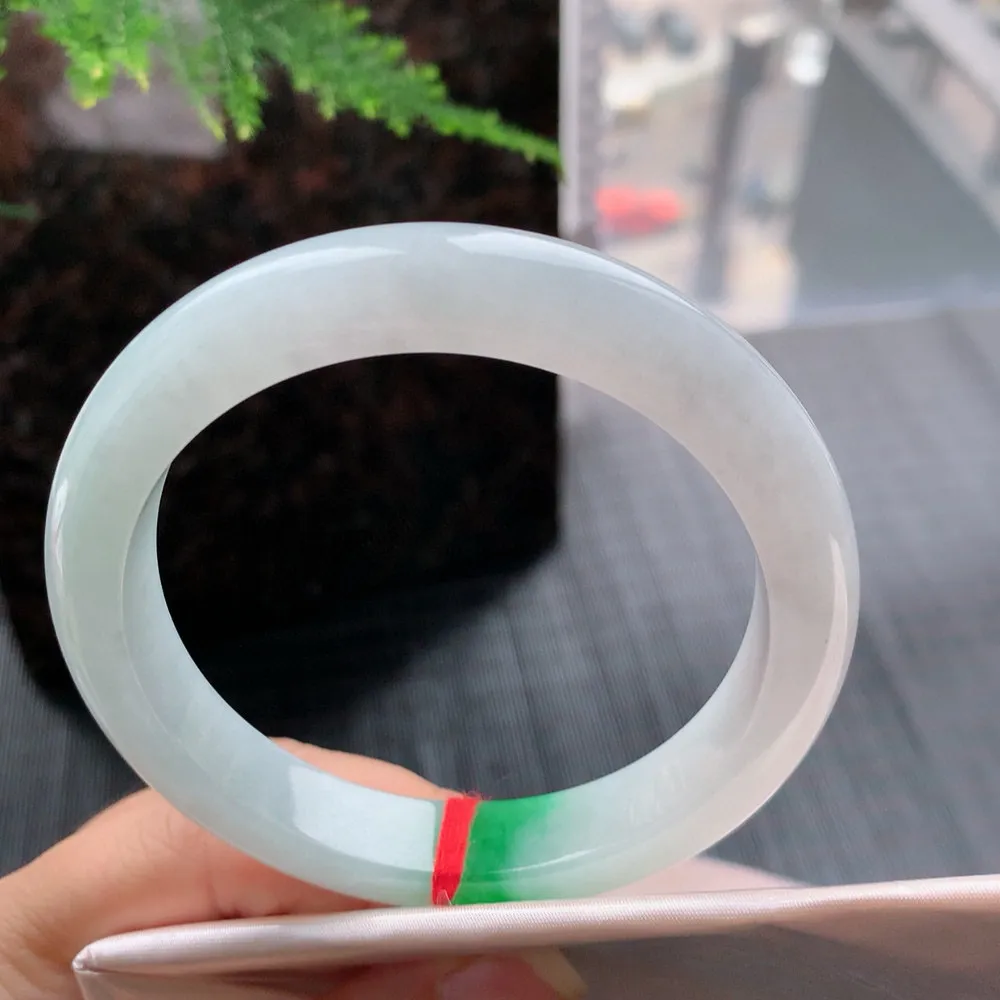 正圈冰糯阳绿 皮纹 尺寸:61.1/12.1/8.8 大圈口