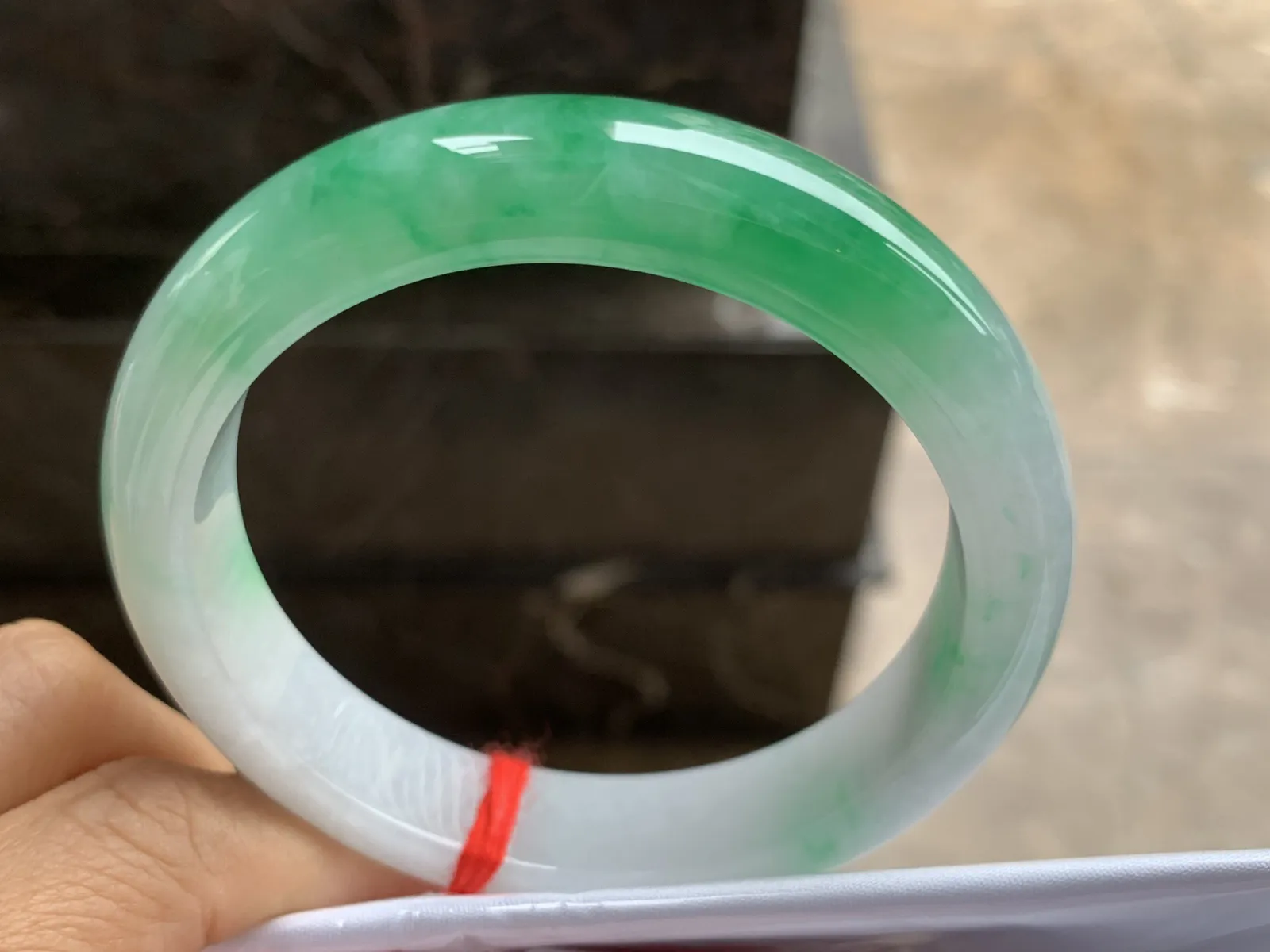 58-12.8-8.6mm
带色手镯 底子细腻 颜色漂亮
