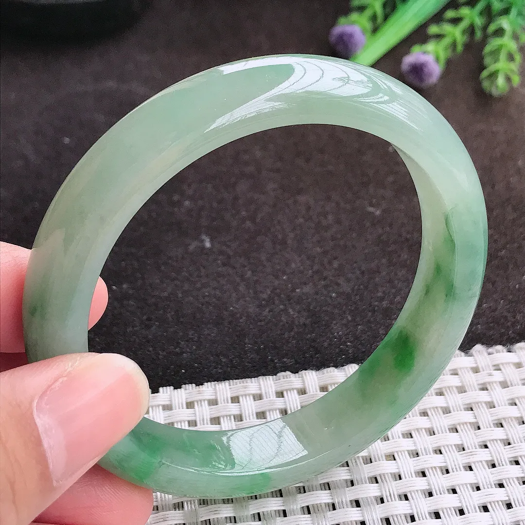 自然光58.5/12.4/7.8老坑精美冰润飘绿手镯宽边翡翠玉镯手环