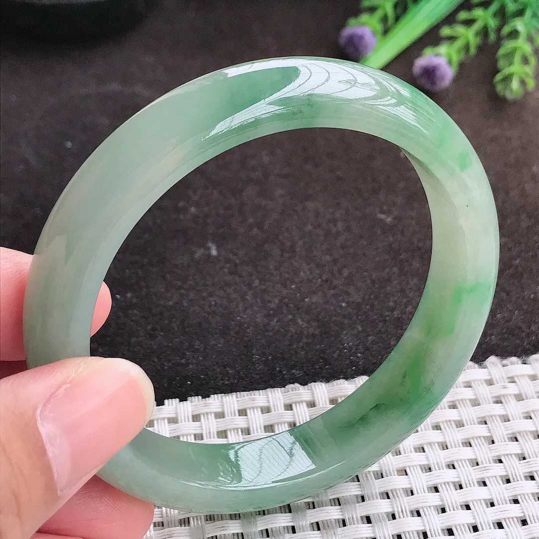 自然光58.5/12.4/7.8老坑精美冰润飘绿手镯宽边翡翠玉镯手环