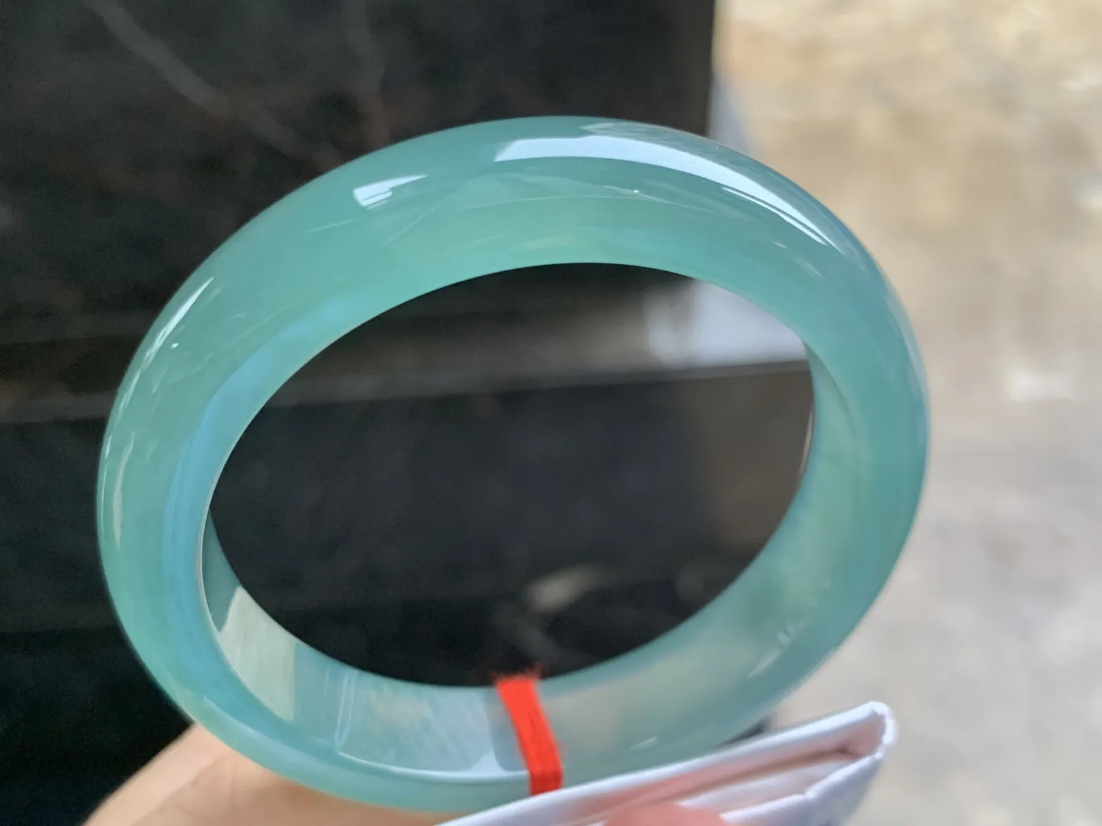 55-12.6-8.4mm
冰蓝手镯 冰透莹润 颜色独特漂亮 上手漂亮