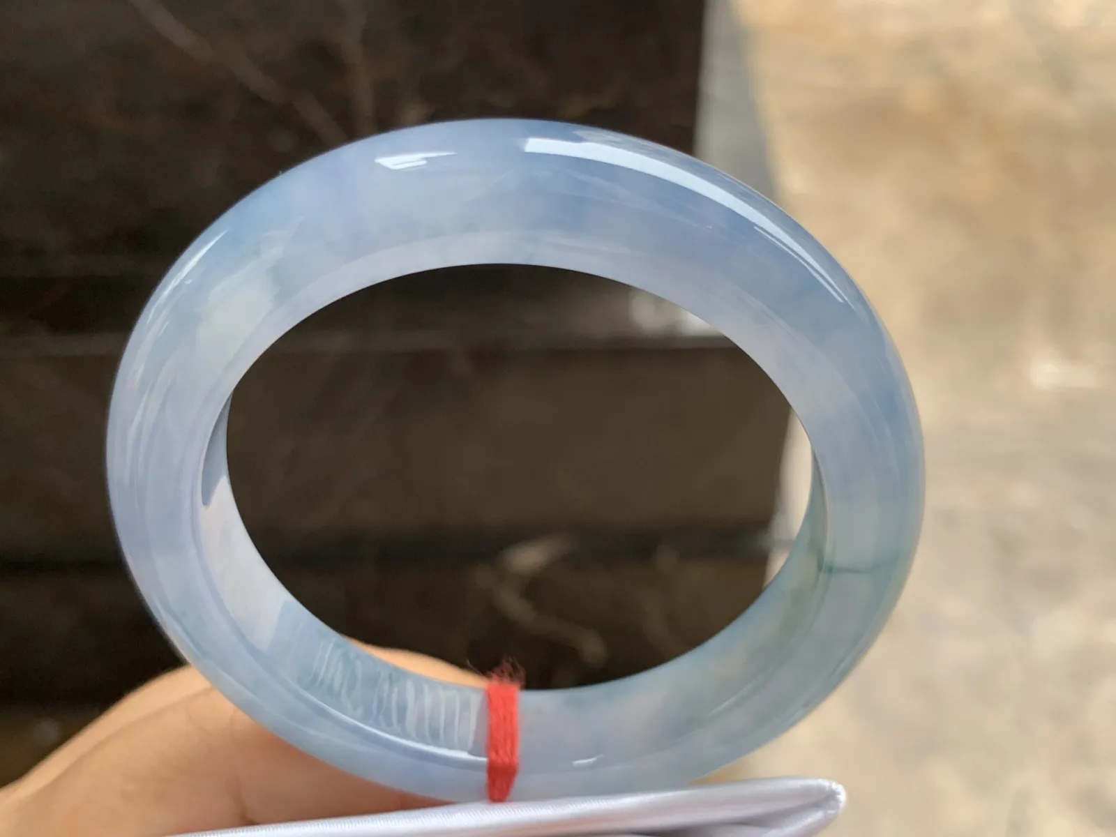 55.5-11.4-9.5mm
紫罗兰飘花手镯 底子细腻 水润光泽