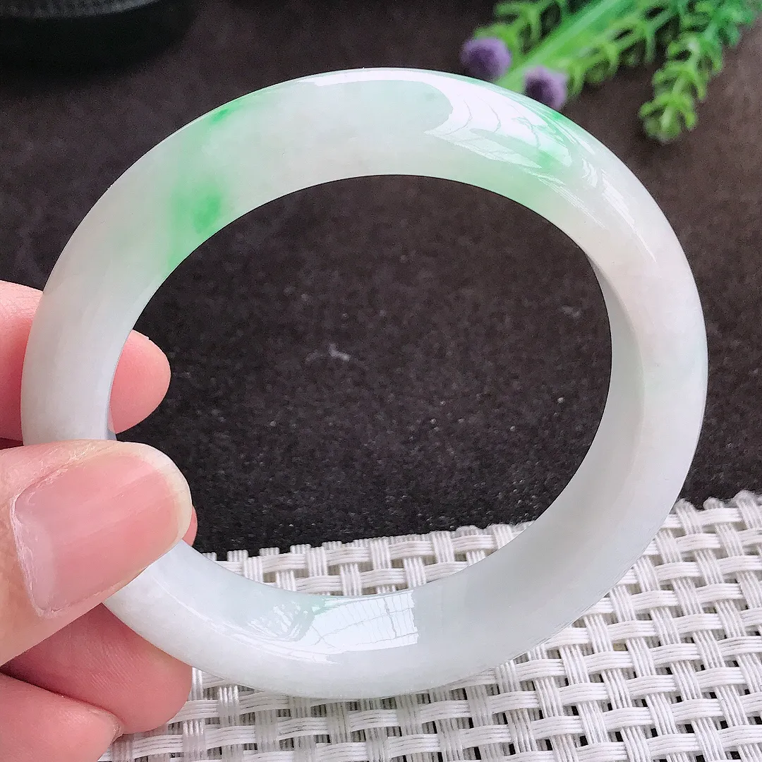 自然光55.5/13.1/9老坑精美温润飘绿手镯宽边翡翠玉镯手环