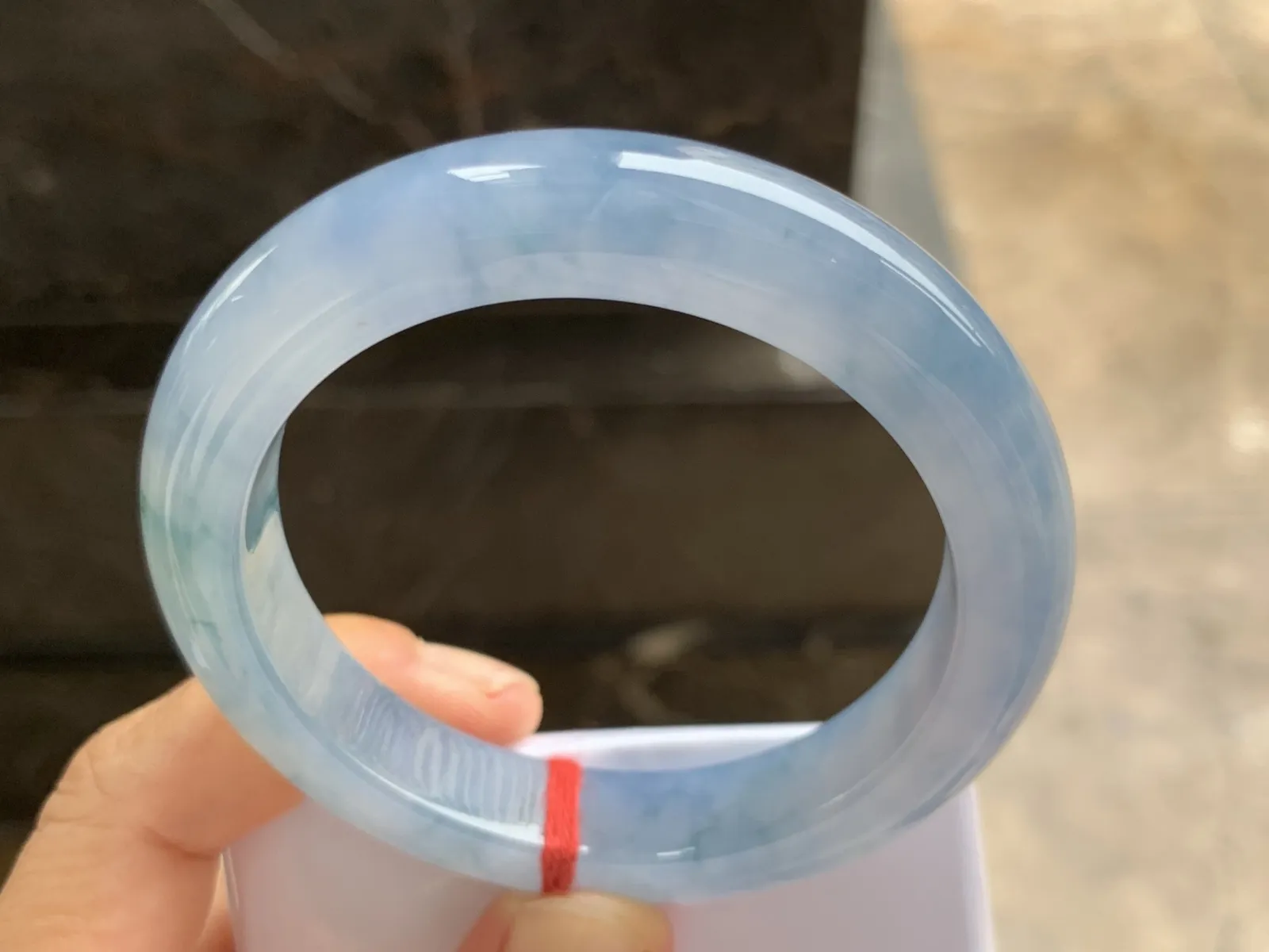 55.5-11.4-9.5mm
紫罗兰飘花手镯 底子细腻 水润光泽