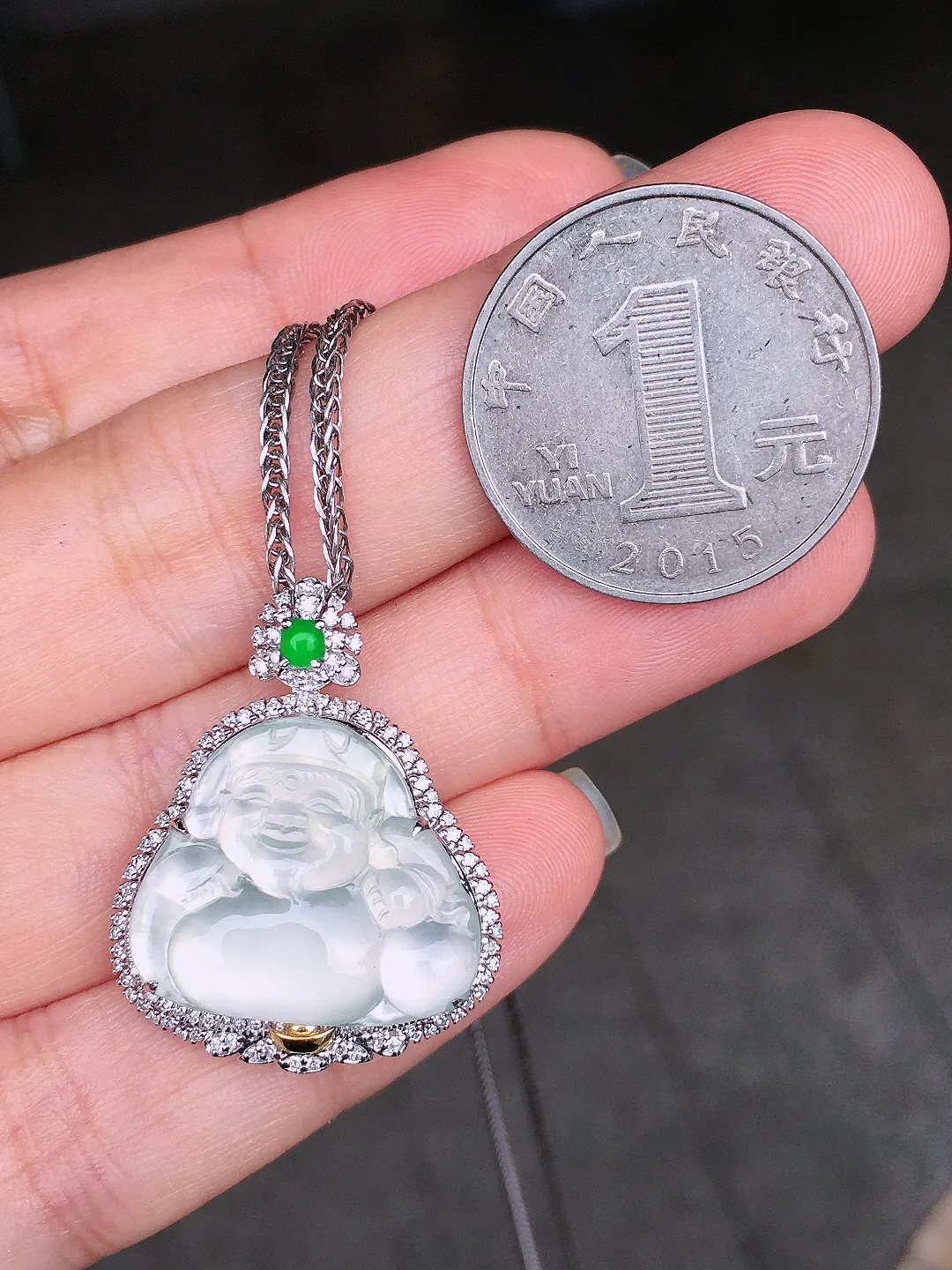 冰种佛公吊坠，玉质细腻，荧光感超
强，饱满圆润，尽显优雅气质，18k
金豪华镶嵌