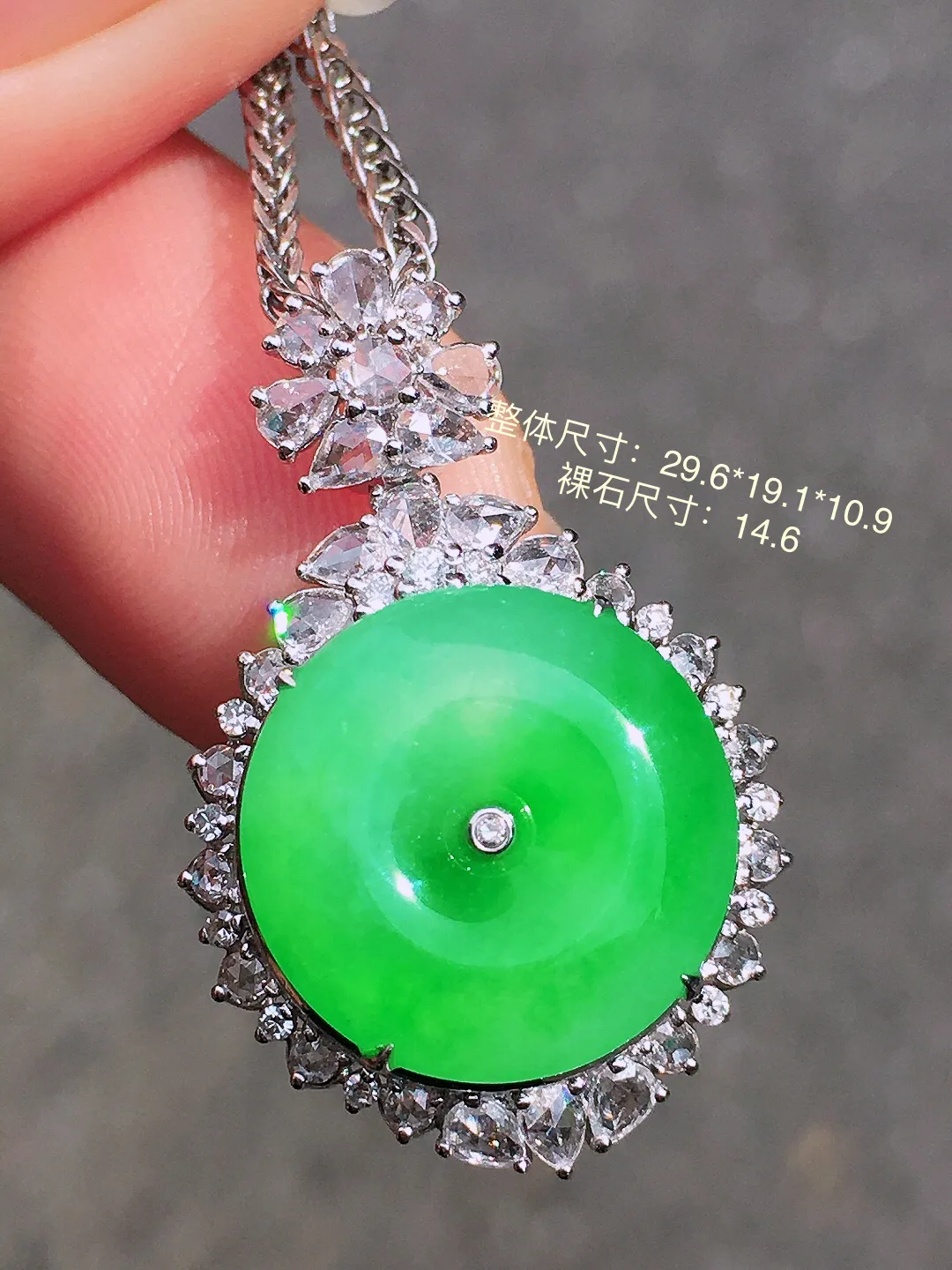 阳绿平安扣吊坠，色泽均匀艳丽，玉质细腻，荧光感超
强，饱满圆润，尽显优雅气质，18k
金豪华镶嵌