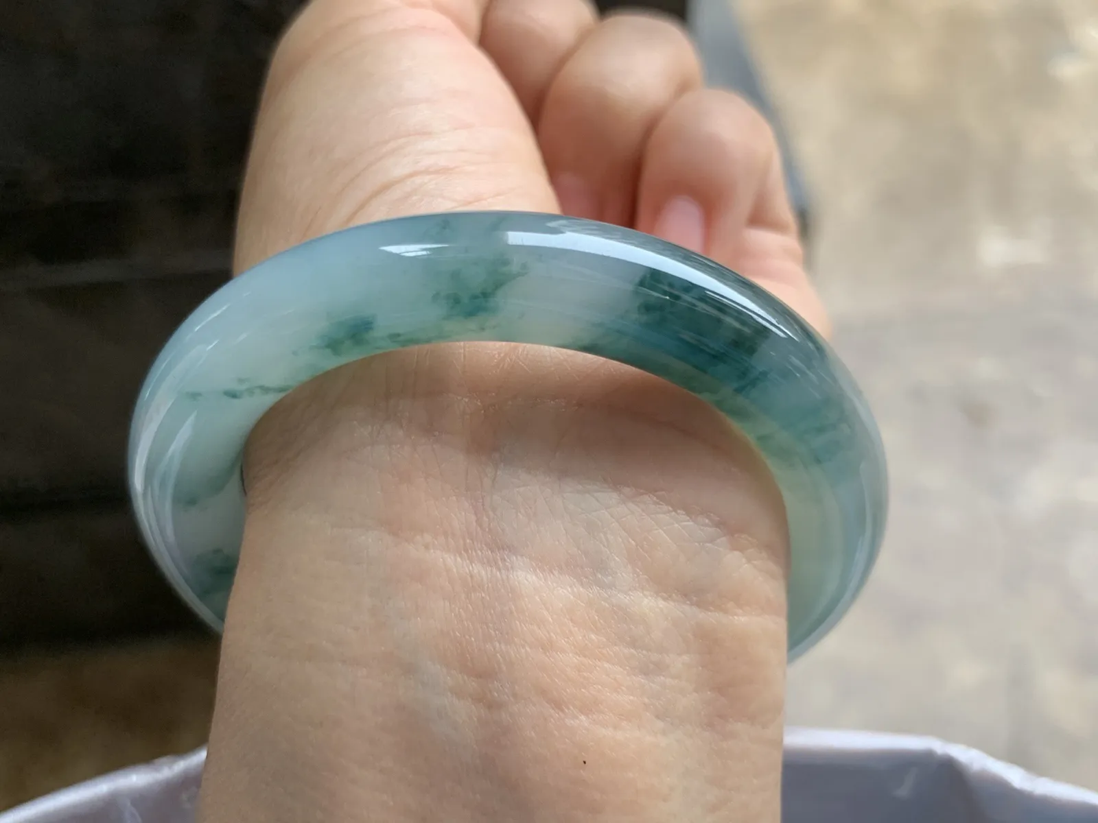 52.5-10mm
冰种飘花圆条手镯 水润光泽 花色漂亮 推荐