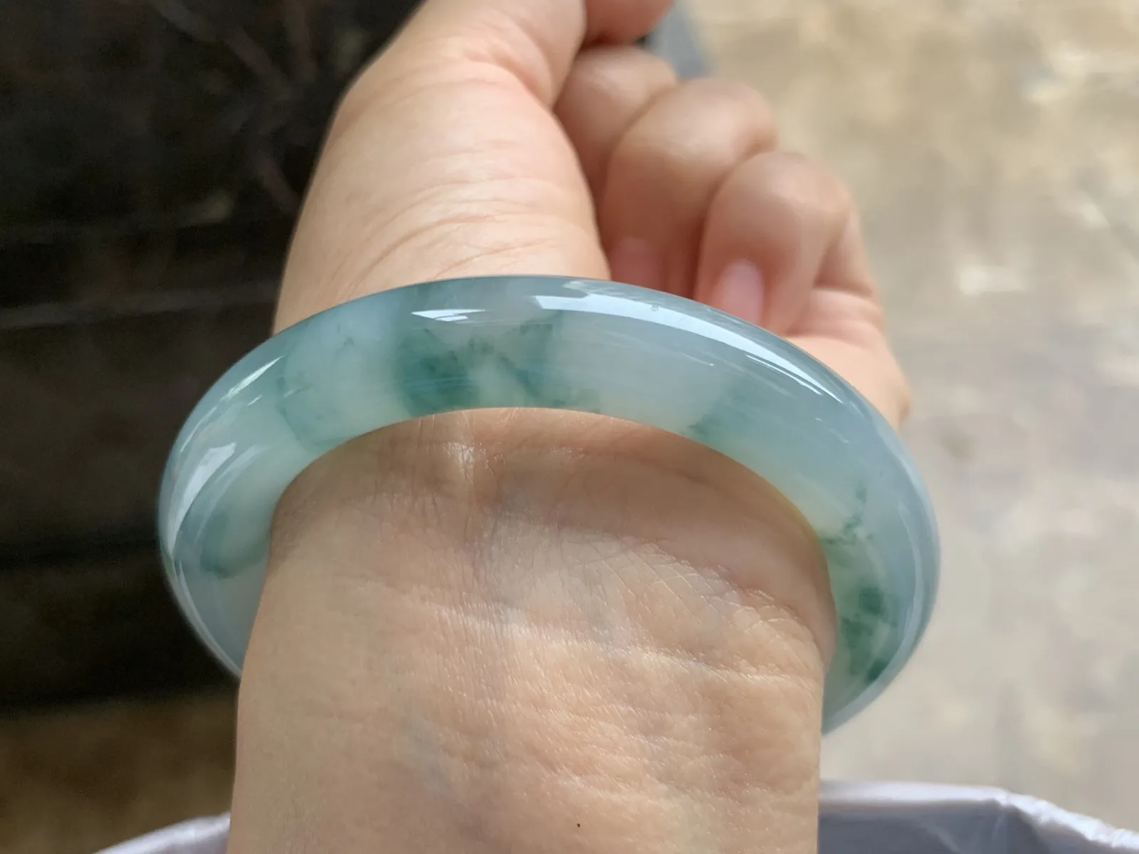 52.5-10mm
冰种飘花圆条手镯 水润光泽 花色漂亮 推荐
