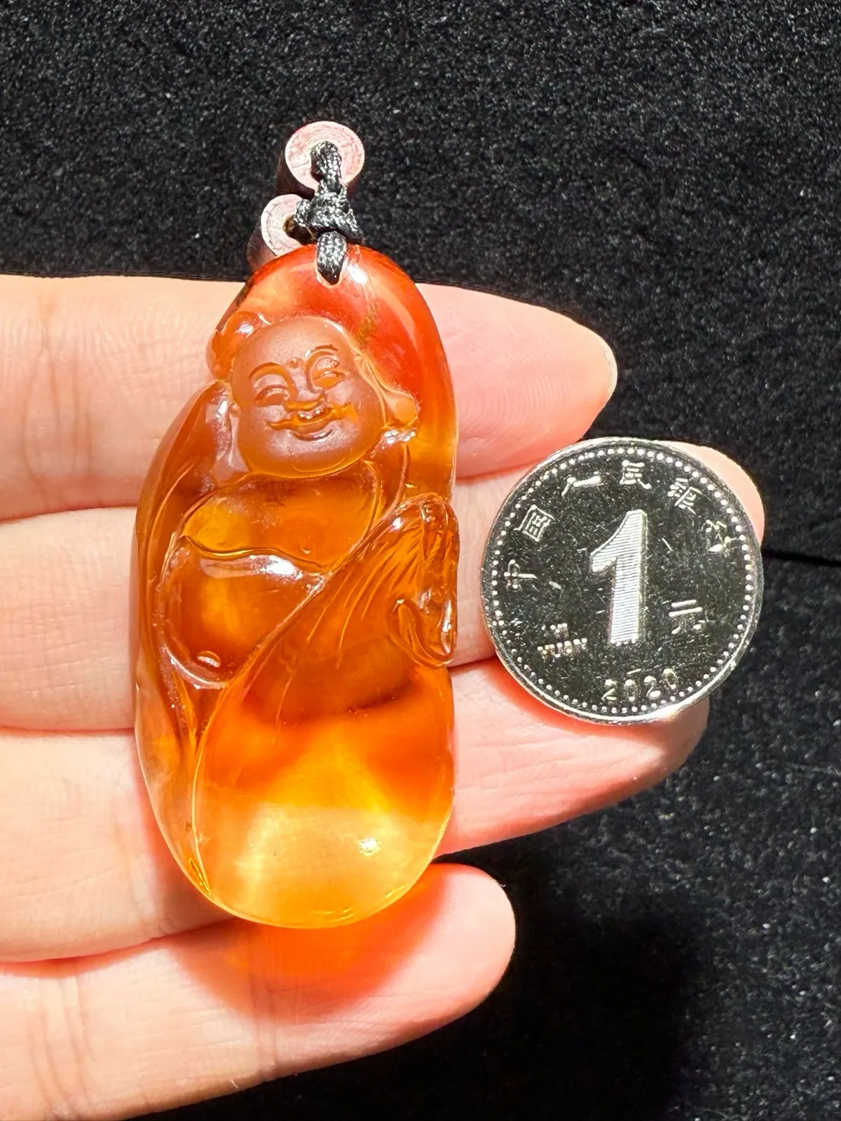 巴西天然暴黄水晶 财神吊坠 颜色靓丽，全净体，纯手工雕刻抛光，工艺精湛，收藏价值高，非常饱满圆润。招财纳福旺财气！规格：47*36.7*18mm