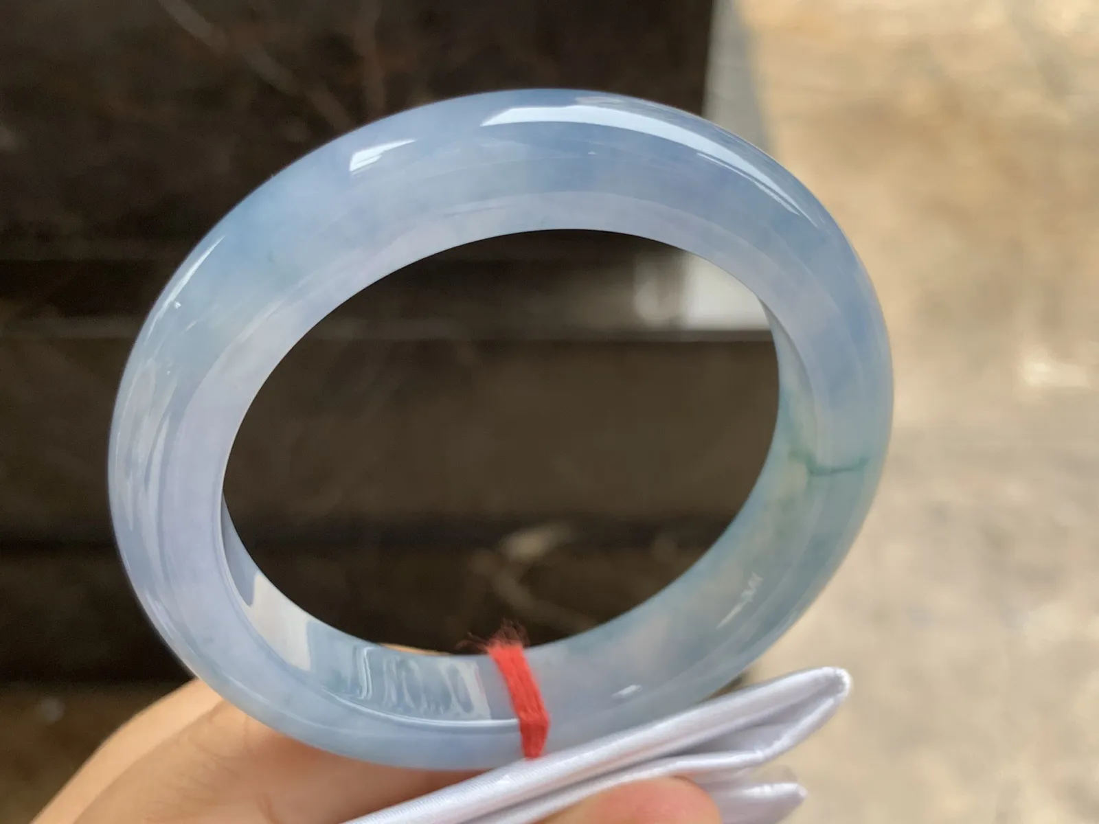 55.5-11.4-9.5mm
紫罗兰飘花手镯 底子细腻 水润光泽