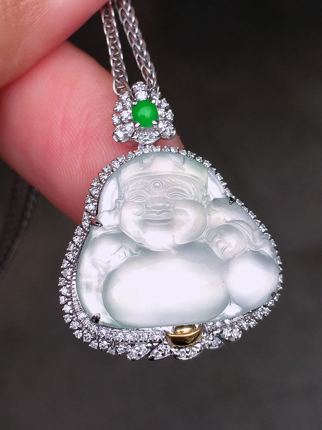 冰种佛公吊坠，玉质细腻，荧光感超
强，饱满圆润，尽显优雅气质，18k
金豪华镶嵌