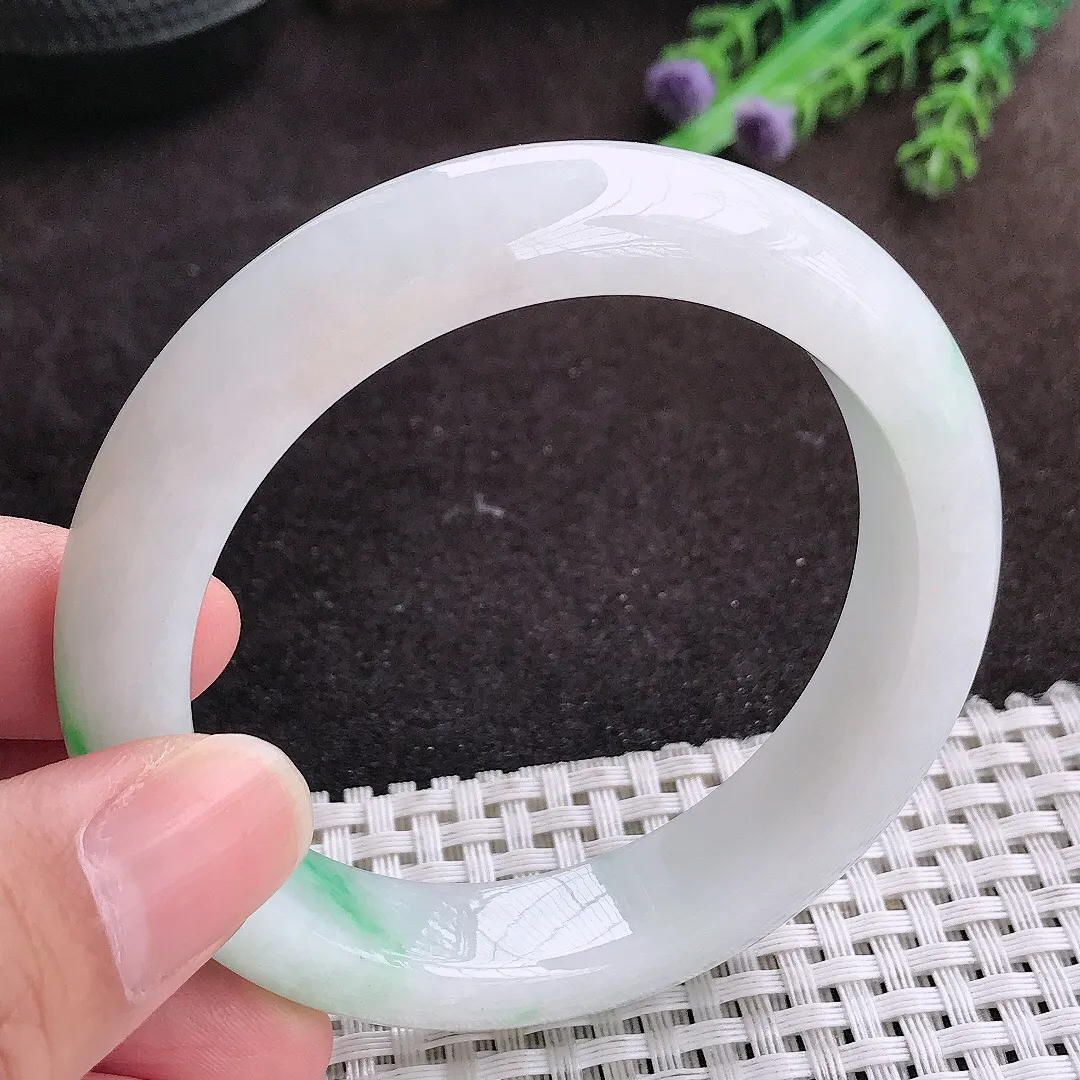 自然光55.5/13.1/9老坑精美温润飘绿手镯宽边翡翠玉镯手环