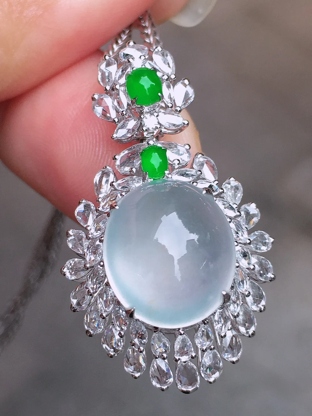 玻璃种蛋面吊坠，玉质细腻，荧光感超
强，饱满圆润，尽显优雅气质，18k
金豪华镶嵌