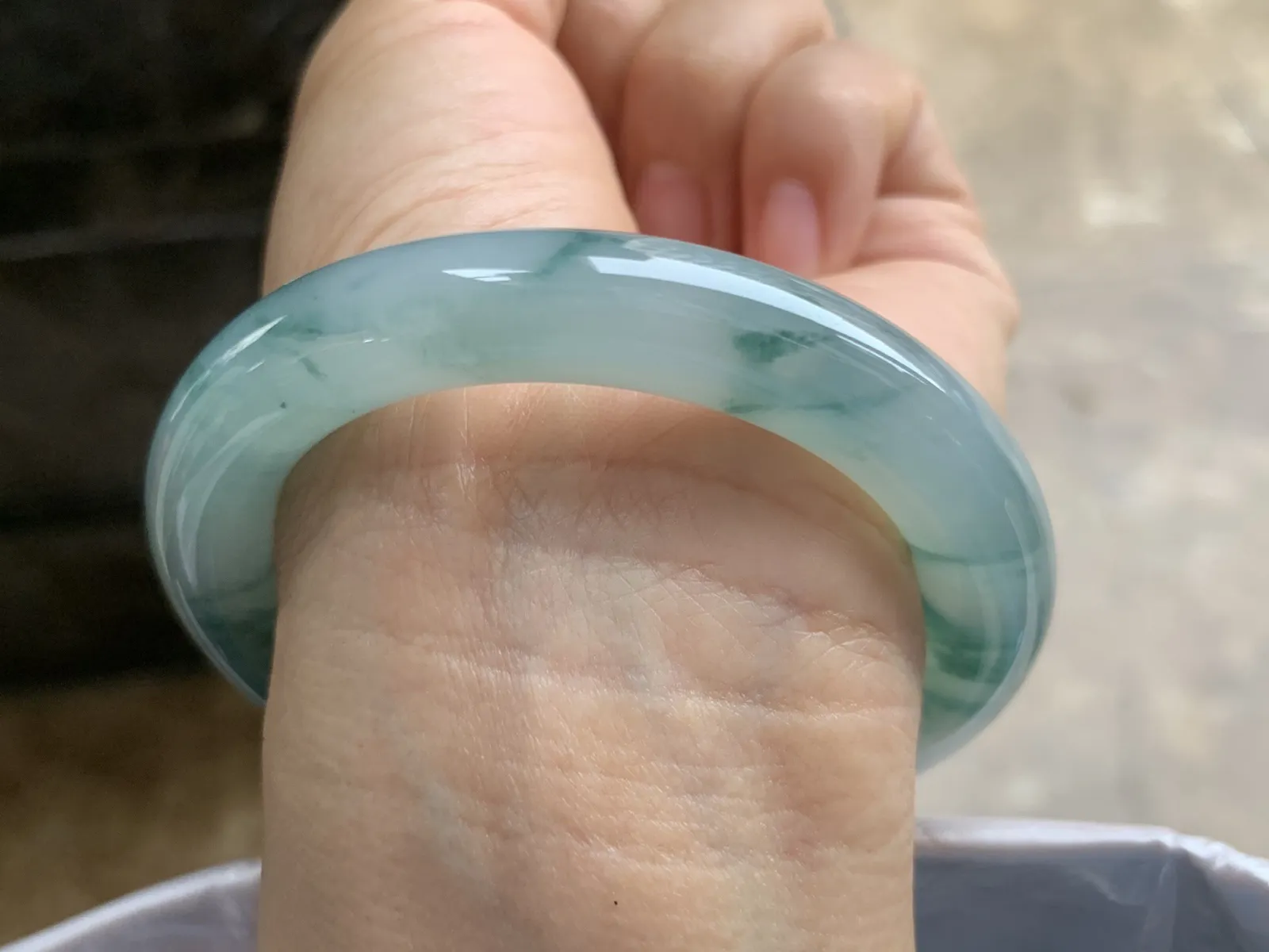 52.5-10mm
冰种飘花圆条手镯 水润光泽 花色漂亮 推荐