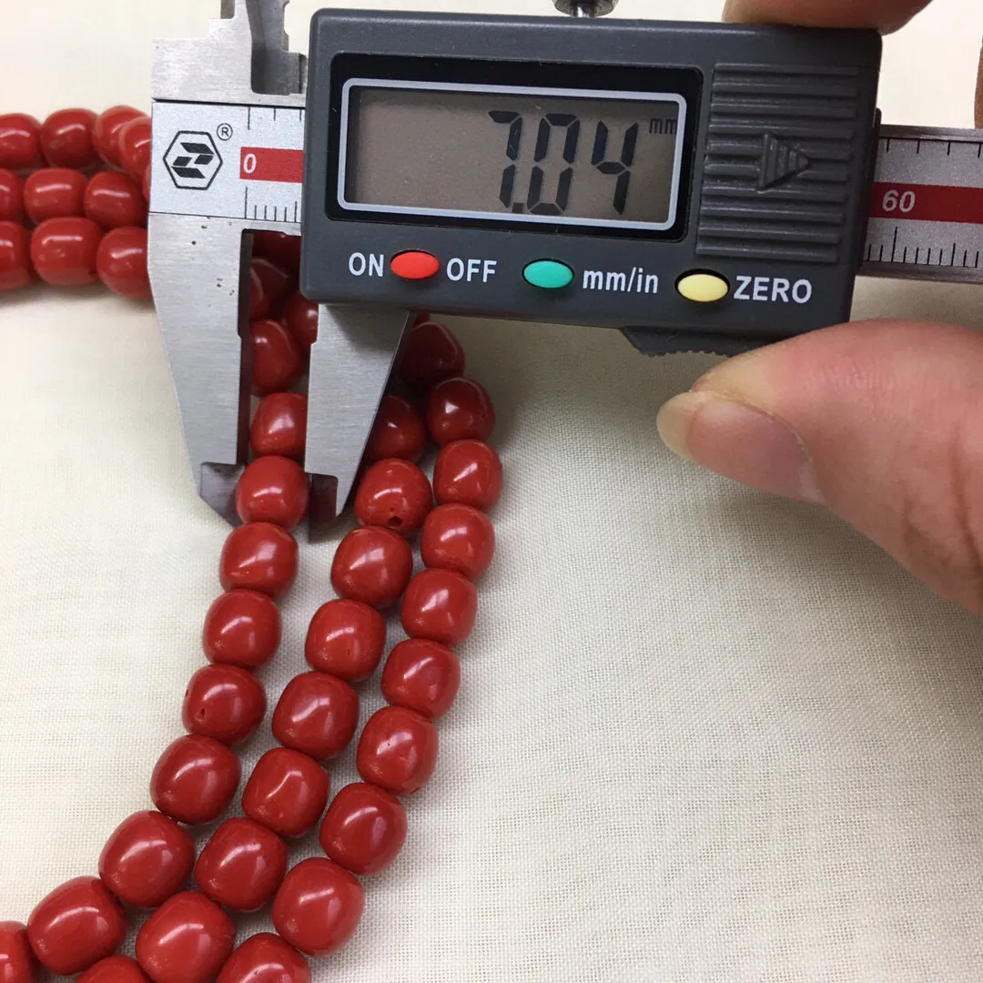 【天然红珊瑚7.69mm大桶珠108珠链】项链手链两用款！天然无添加无优化，意大利产地，沙丁材料，深橘红色，裸石尺寸约为7.69-7.04mm，重量为70.08克。珊瑚自古为佛教珍宝，深海里千年生长的有机宝石，色泽喜人，质地莹润，个别有天然虫眼，可忽略不计。具有收藏价值！