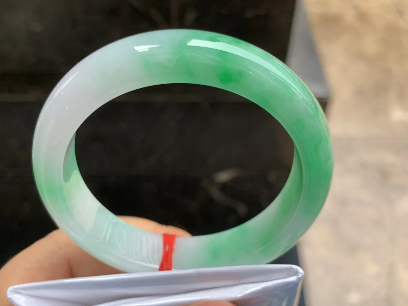 54.5-13.5-9mm
带色手镯 底子细腻干净 颜色漂亮