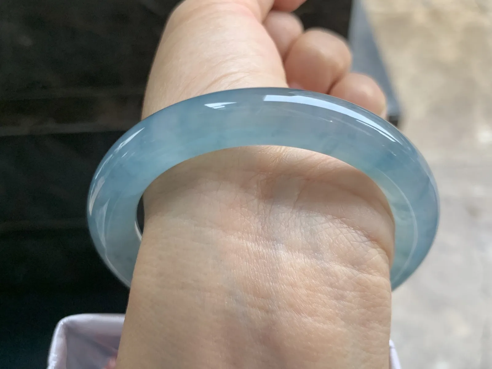 54.5-10.2mm
冰种蓝花圆条手镯 冰透莹润 花色漂亮