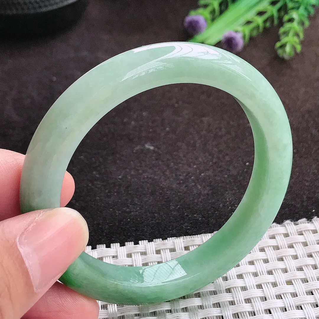 自然光53/9/8.3老坑精美温润飘阳绿手镯宽边翡翠玉镯手环