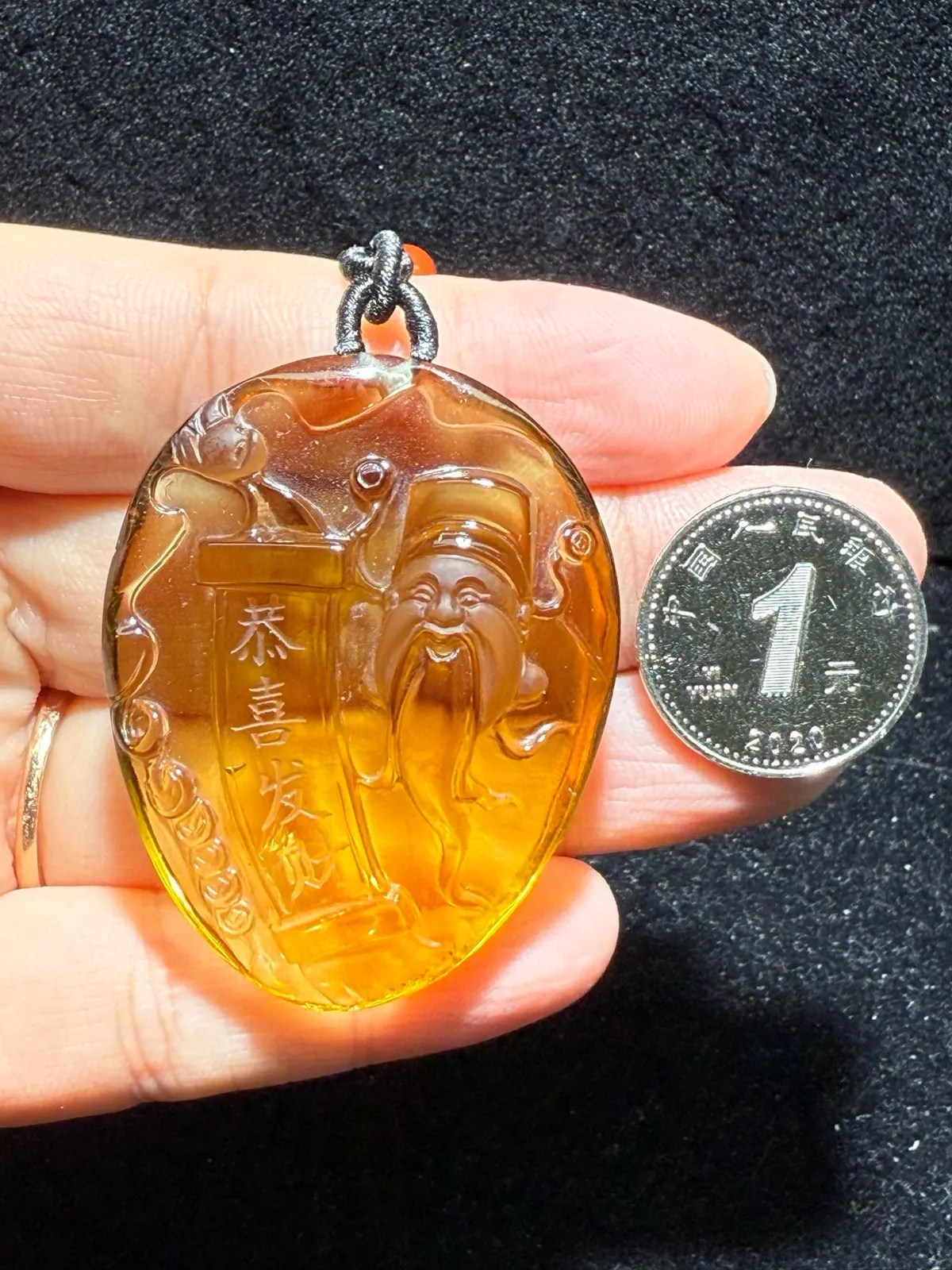 巴西天然暴黄水晶 财神吊坠 颜色靓丽，全净体，纯手工雕刻抛光，工艺精湛，收藏价值高，非常饱满圆润。招财纳福旺财气！规格：47*36.7*18mm