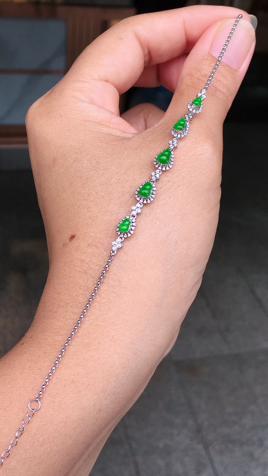 阳绿葫芦手链，色泽均匀艳丽，玉质细腻，荧光感超
强，饱满圆润，尽显优雅气质，18k
金豪华镶嵌