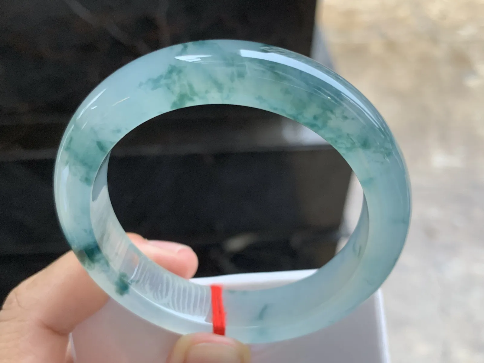53-12.3-8.3mm
冰种飘花手镯 冰透莹润 花色漂亮