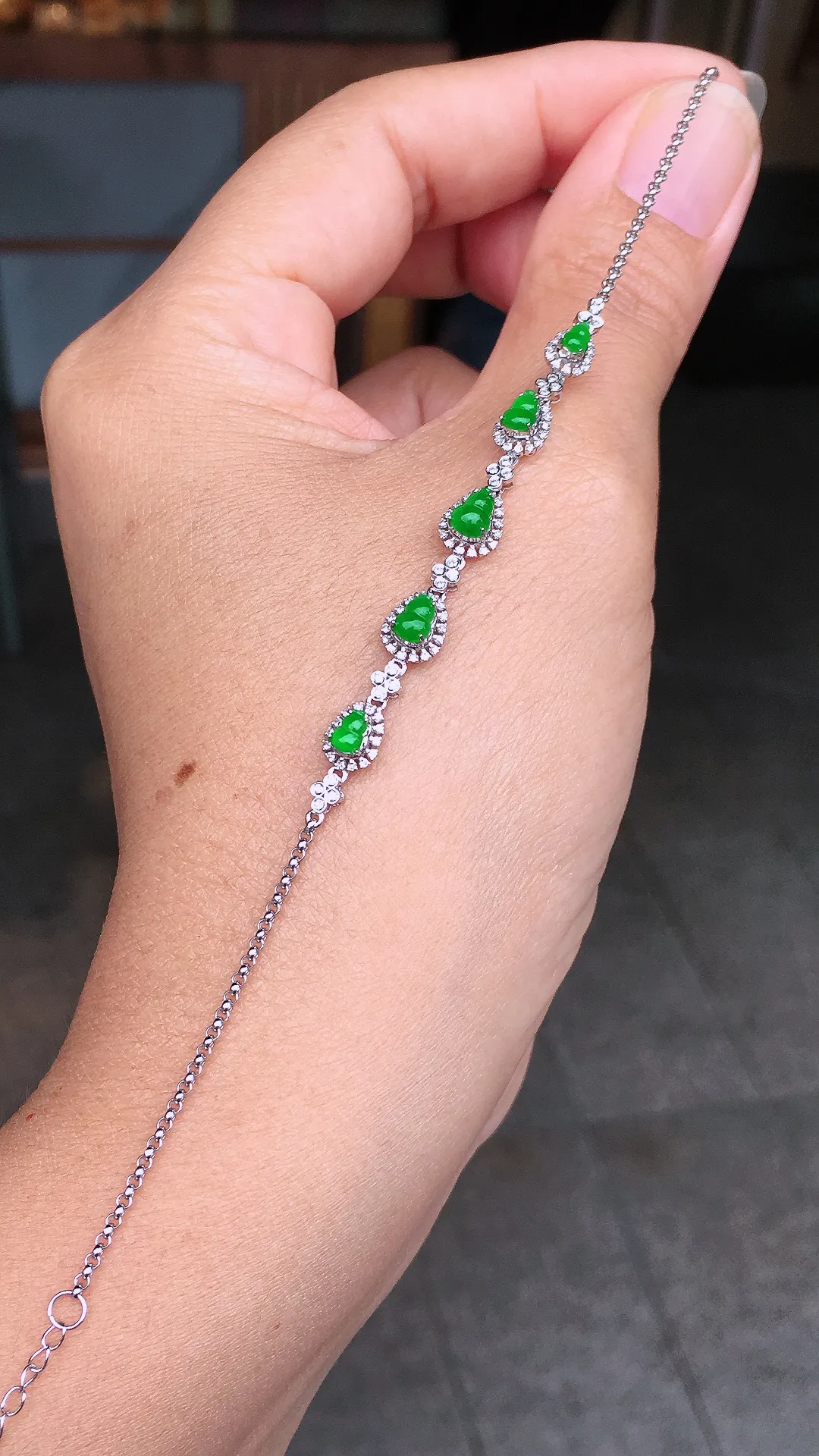 阳绿葫芦手链，色泽均匀艳丽，玉质细腻，荧光感超
强，饱满圆润，尽显优雅气质，18k
金豪华镶嵌