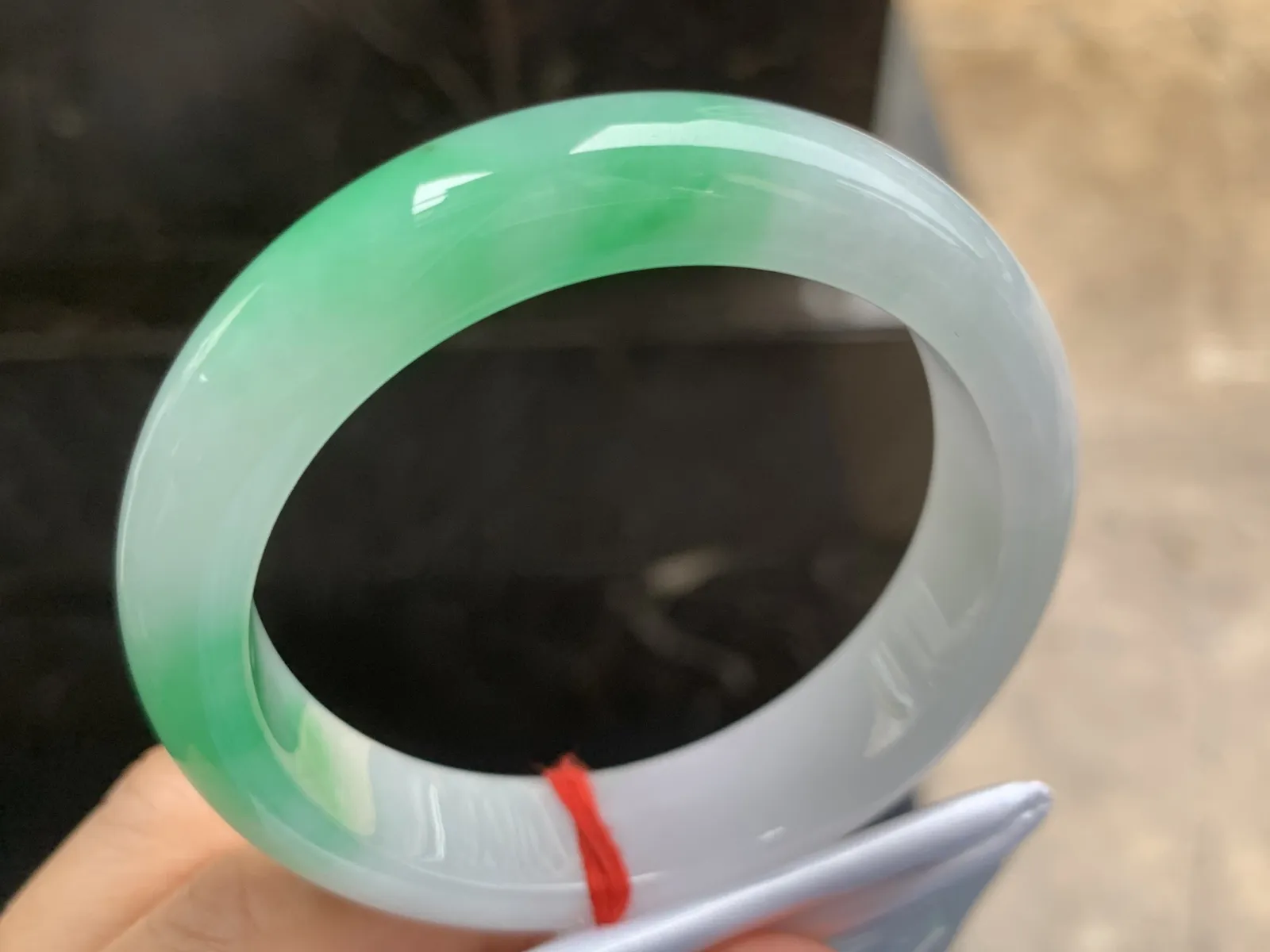 54-13.5-8.5mm
白底青手镯 底子细腻干净 颜色漂亮
