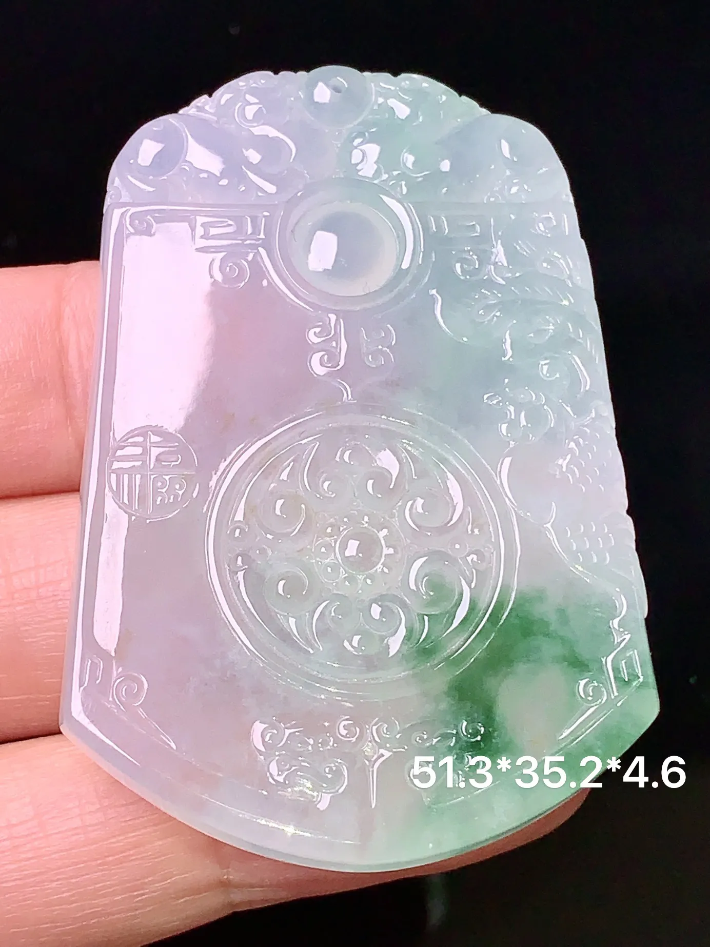 冰种飘绿雕花牌吊坠 玉质细腻 水润亮眼 整体尺寸51.3*35.2*4.6