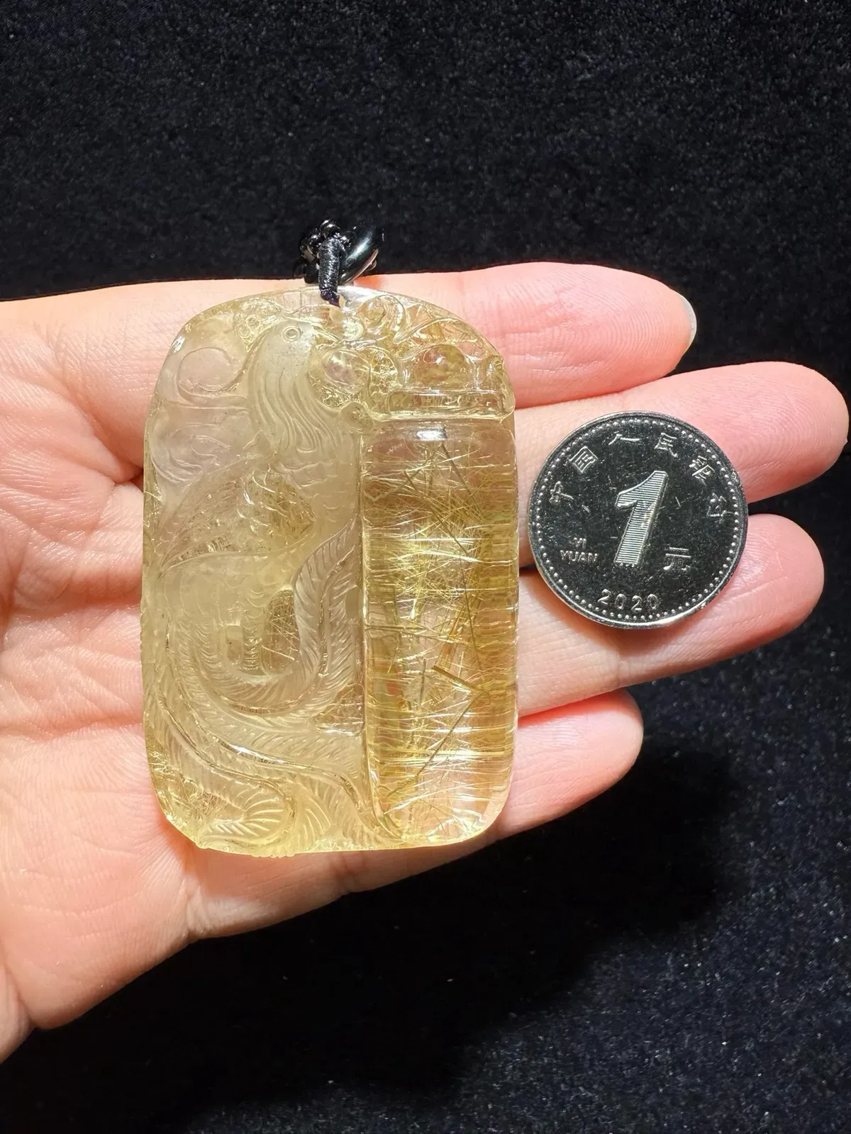 金凤凰天然金发晶凤凰吊坠，发晶花凤凰吊坠金凤凰发质金黄亮泽发质清透，效应好晶体干净透彻，水头足饱满精致，牌面大，高端大气精致美货，遇到就是缘分。56.2*36.7*12.5mm。