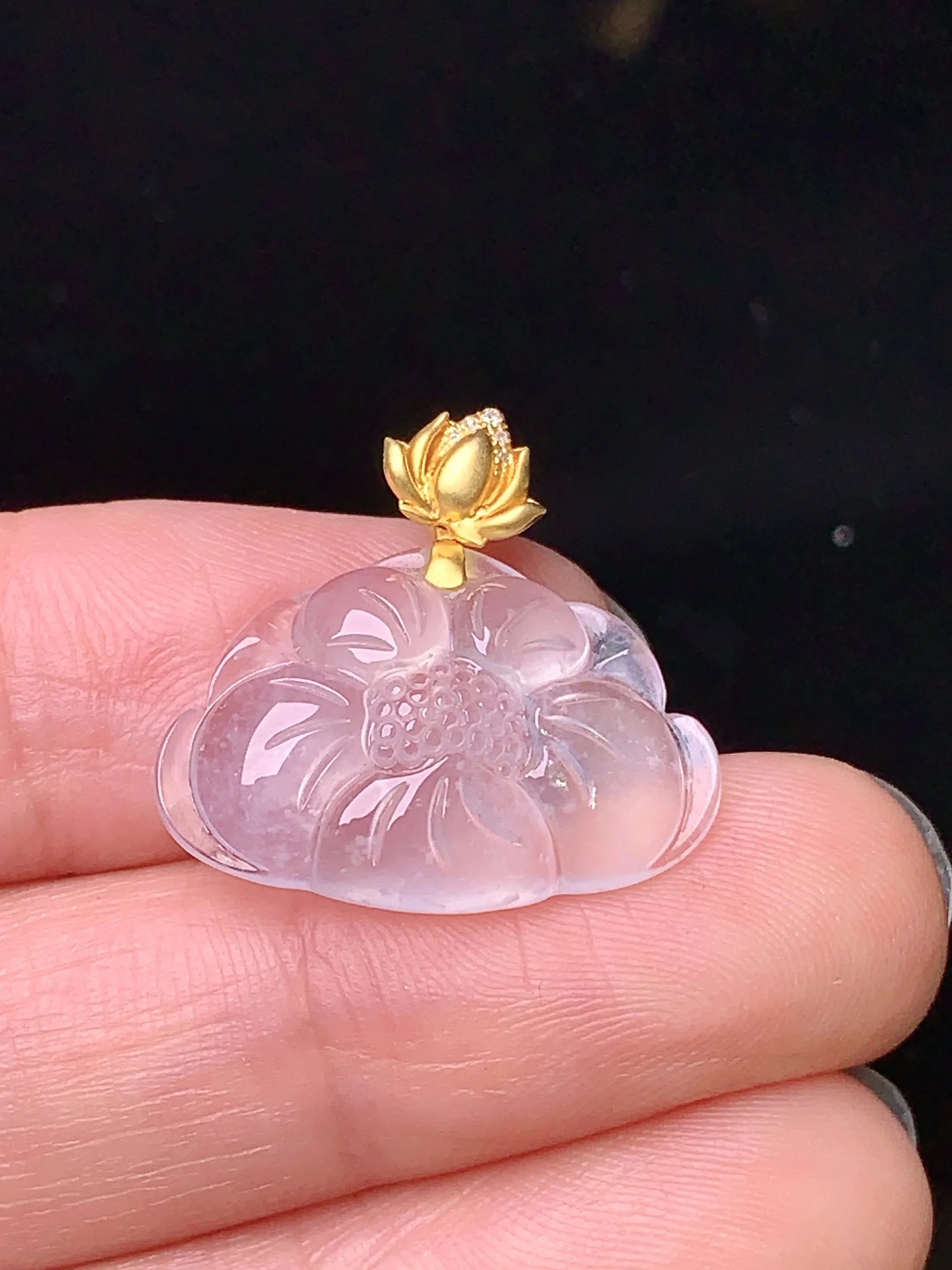 18k金镶嵌冰种莲花吊坠 玉质细腻 水润亮眼 整体尺寸19.5*21*4