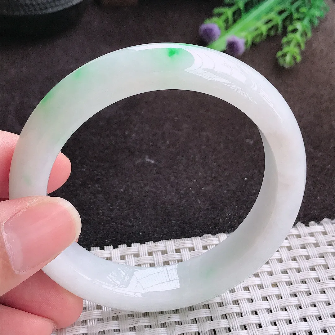 自然光55.5/13.1/9老坑精美温润飘绿手镯宽边翡翠玉镯手环