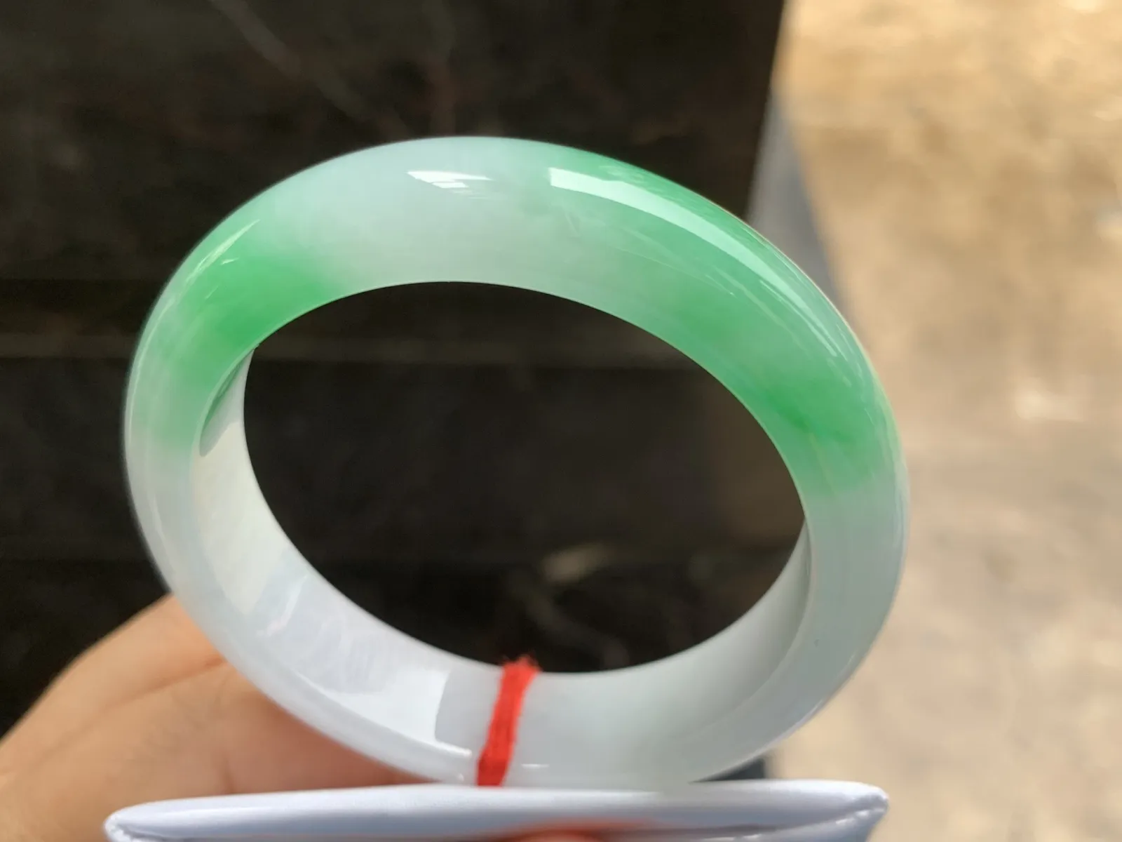 54-13.5-8.5mm
白底青手镯 底子细腻干净 颜色漂亮