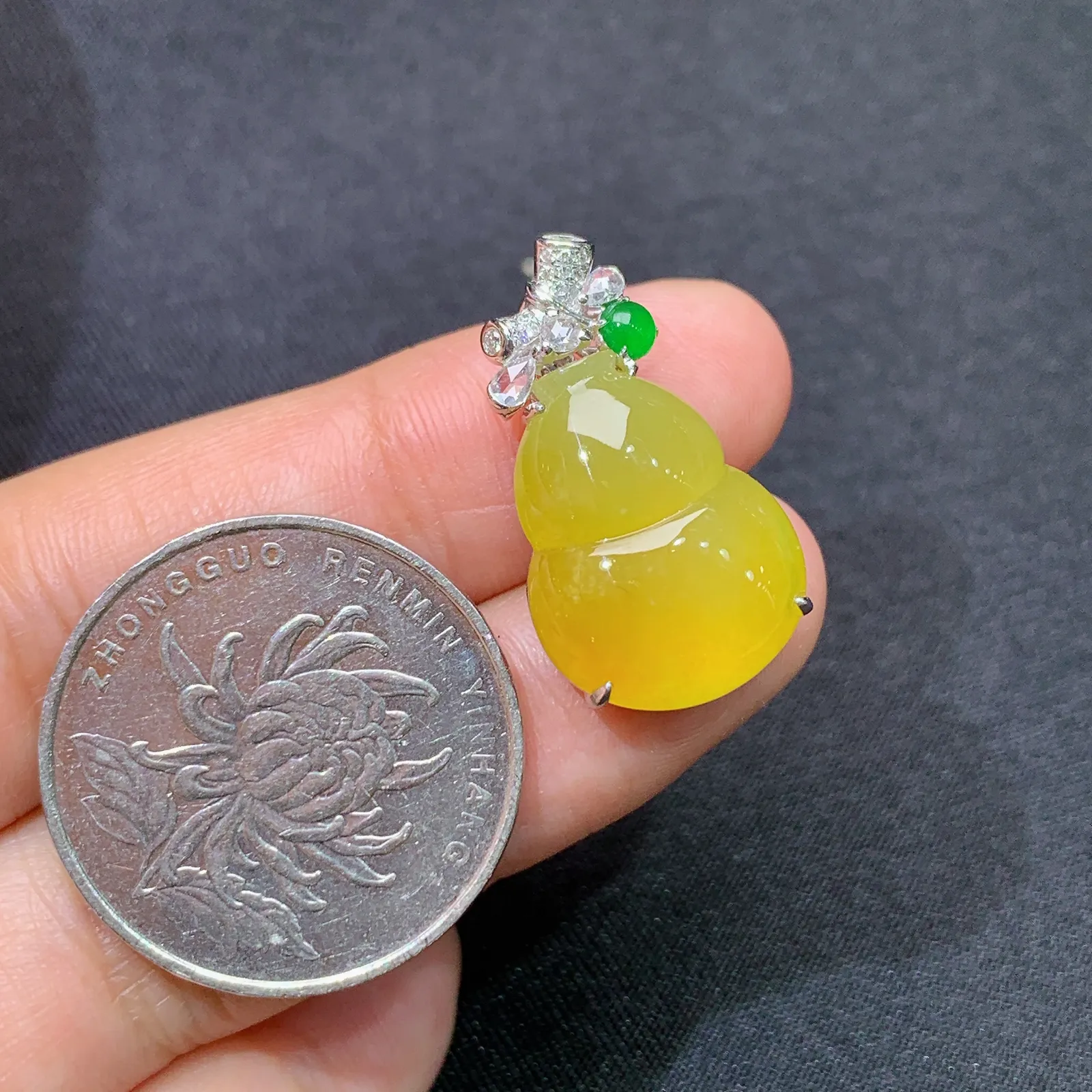 冰黄翡葫芦吊坠，18k金镶嵌，冰透水润，颜色鲜亮 尺寸25.1*14.1*6.9