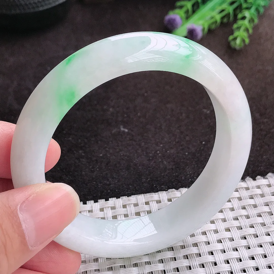 自然光55.5/13.1/9老坑精美温润飘绿手镯宽边翡翠玉镯手环